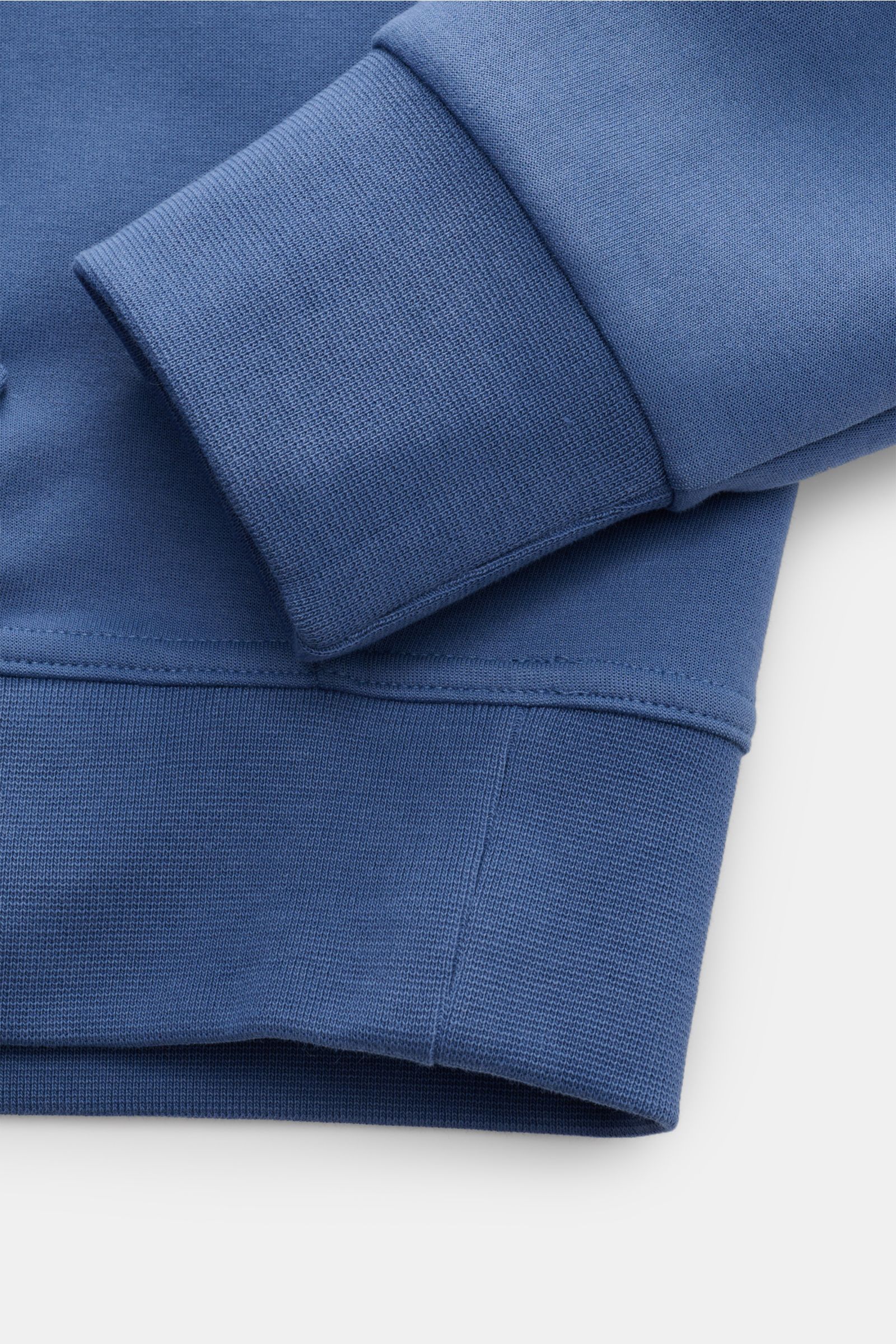 Nahaufnahme des Polo Ralph Lauren Kapuzenpullover graublau von unten mit breiten Bündchen, weichem Jersey, Kapuze und Kängurutasche, Regular Fit.