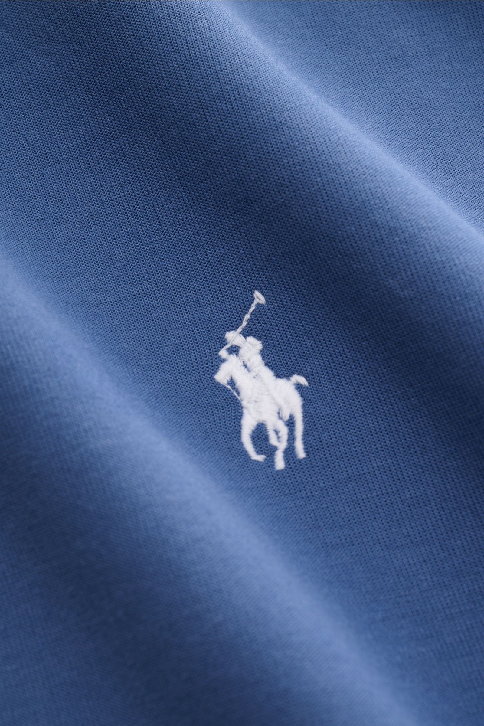 Nahaufnahme des typischen Logo-Stitchings auf dem Polo Ralph Lauren Kapuzenpullover graublau aus Jersey, weicher Griff, Regular Fit, Kapuze mit Tunnelzug, Kängurutasche, breite Bündchen.