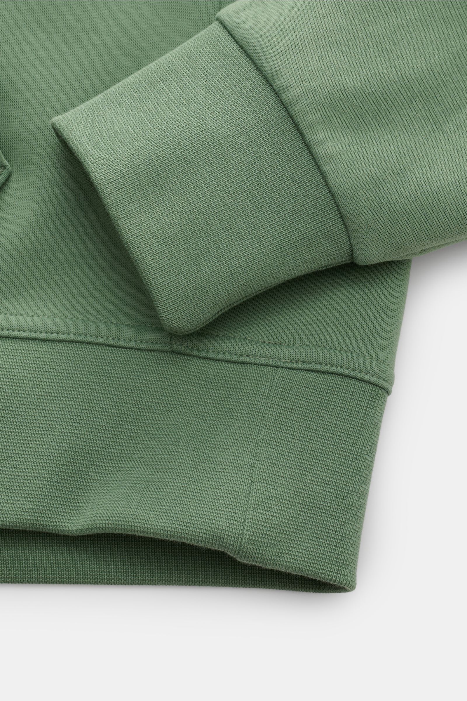 Close-up view of the sleeve and bottom hem of the Polo Ralph Lauren Hooded jumper green, showing jersey made of cotton and microfibre, soft feel, regular fit, drawstring hood, kangaroo pocket, signature logo stitching, and wide bands.