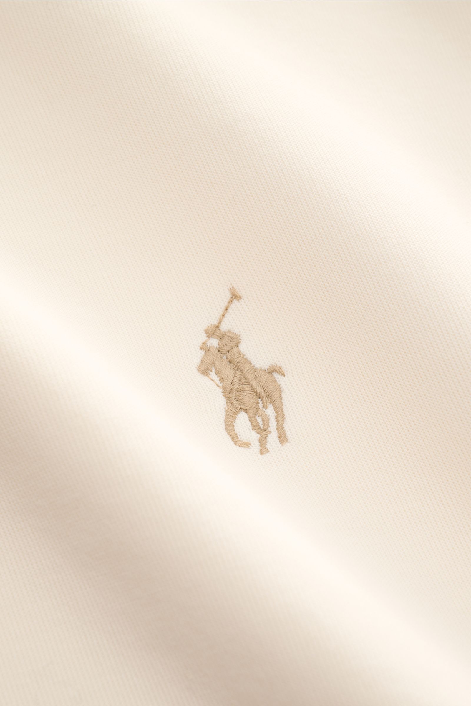 Polo Ralph Lauren Kapuzenpullover creme, Detailaufnahme von vorne, Jersey aus Baumwolle und Microfaser, weicher Griff, Regular Fit, Kapuze mit Tunnelzug, Kängurutasche, typisches Logo-Stitching, breite Bündchen.