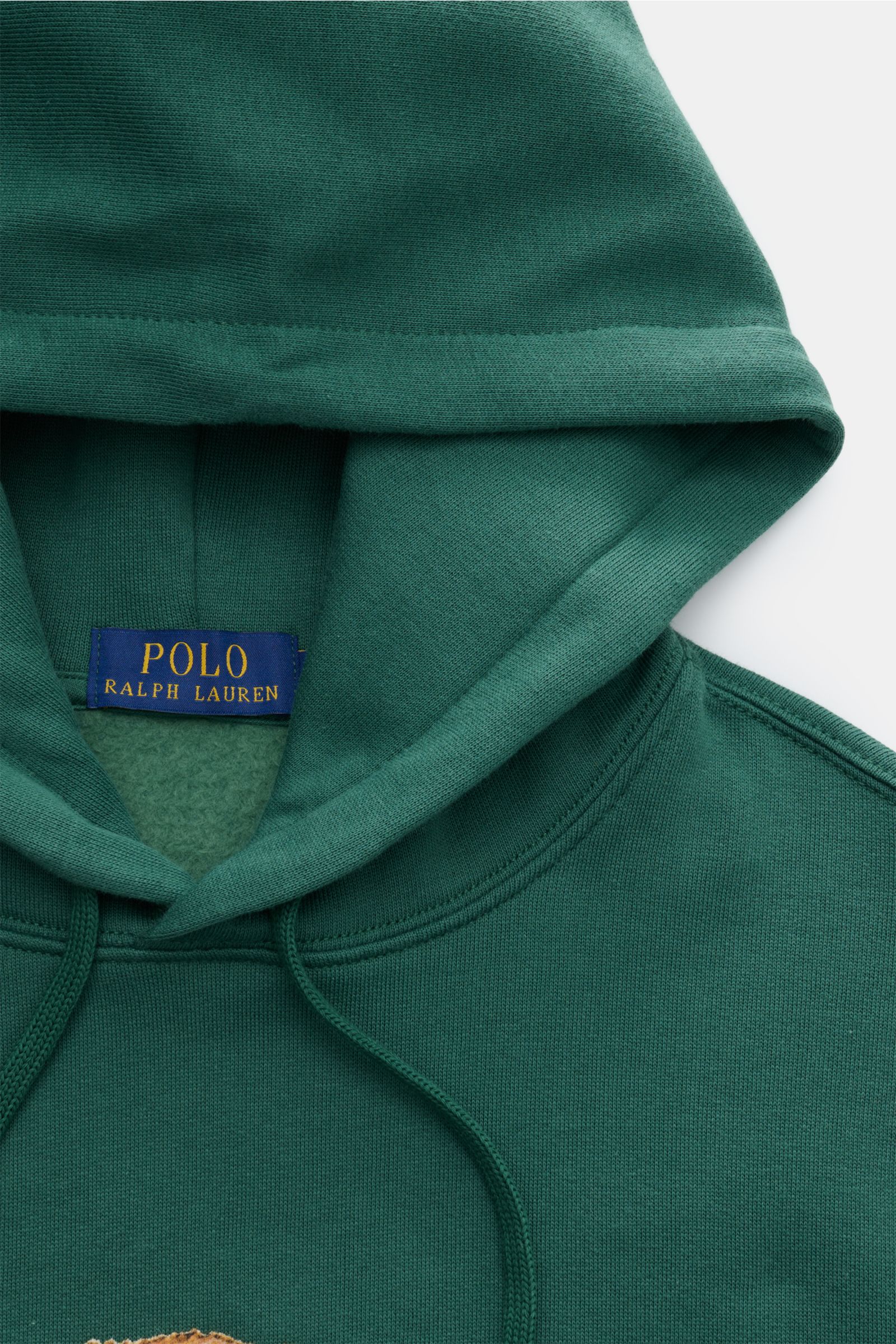 Polo Ralph Lauren Kapuzenpullover grün, Nahaufnahme von oben, weicher Jersey mit Kapuze, Tunnelzug, breiten Bündchen und Bären-Print.