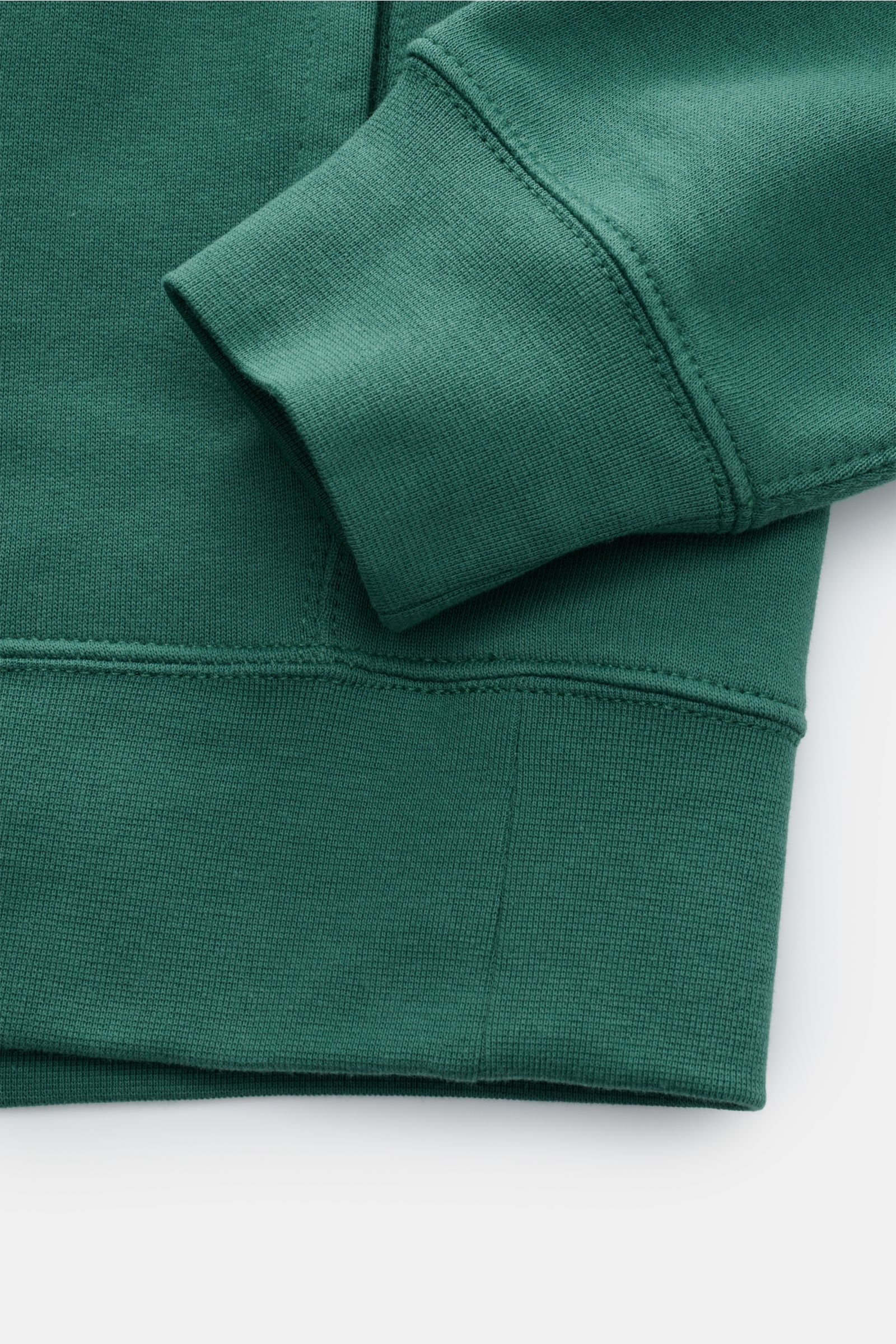 Grüne Nahaufnahme des Polo Ralph Lauren Kapuzenpullovers mit weichem Griff, breiten Bündchen und geteiltem Kängurutaschen-Ausschnitt.