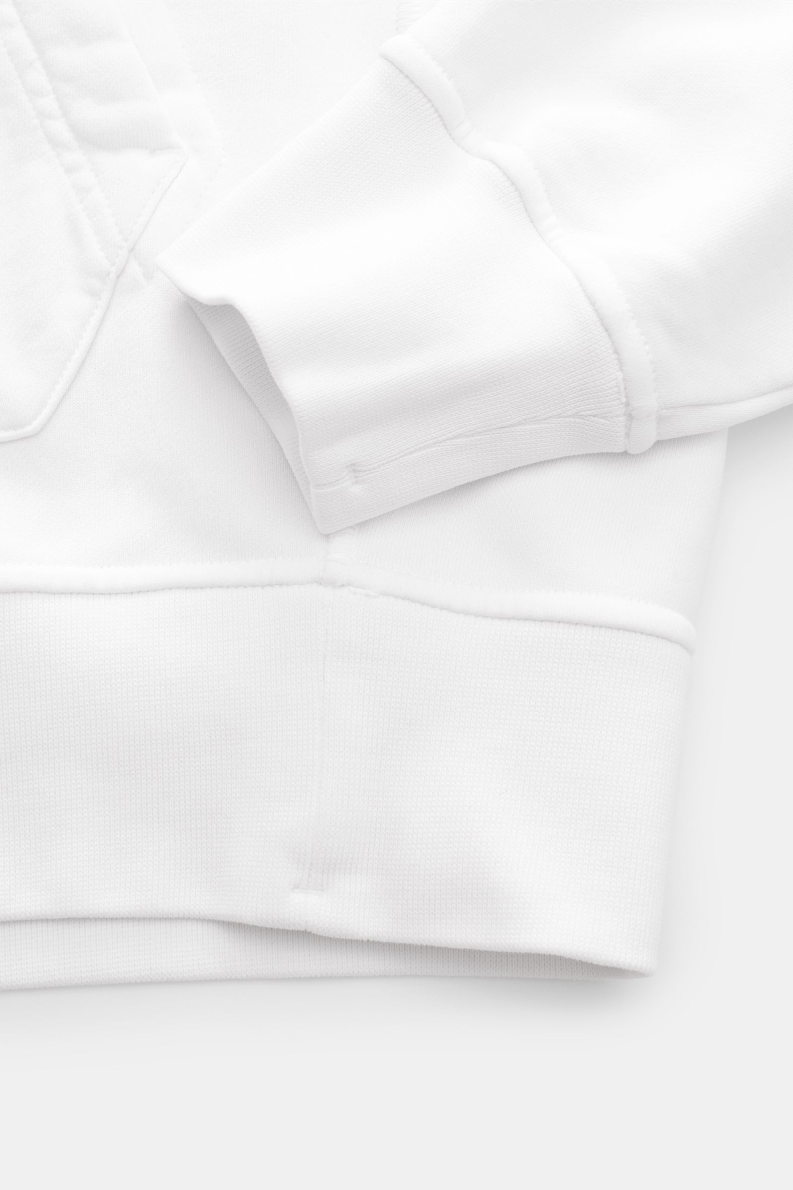 Nahaufnahme des Stone Island Kapuzenpullover weiß von unten rechts, zeigt Kängurutasche, Rippbündchen, Overlock-Nähte, Kapuze mit Tunnelzug, Kompass-Badge, Sweat aus reiner Baumwolle, weicher Griff, garment dyed, Regular Fit.