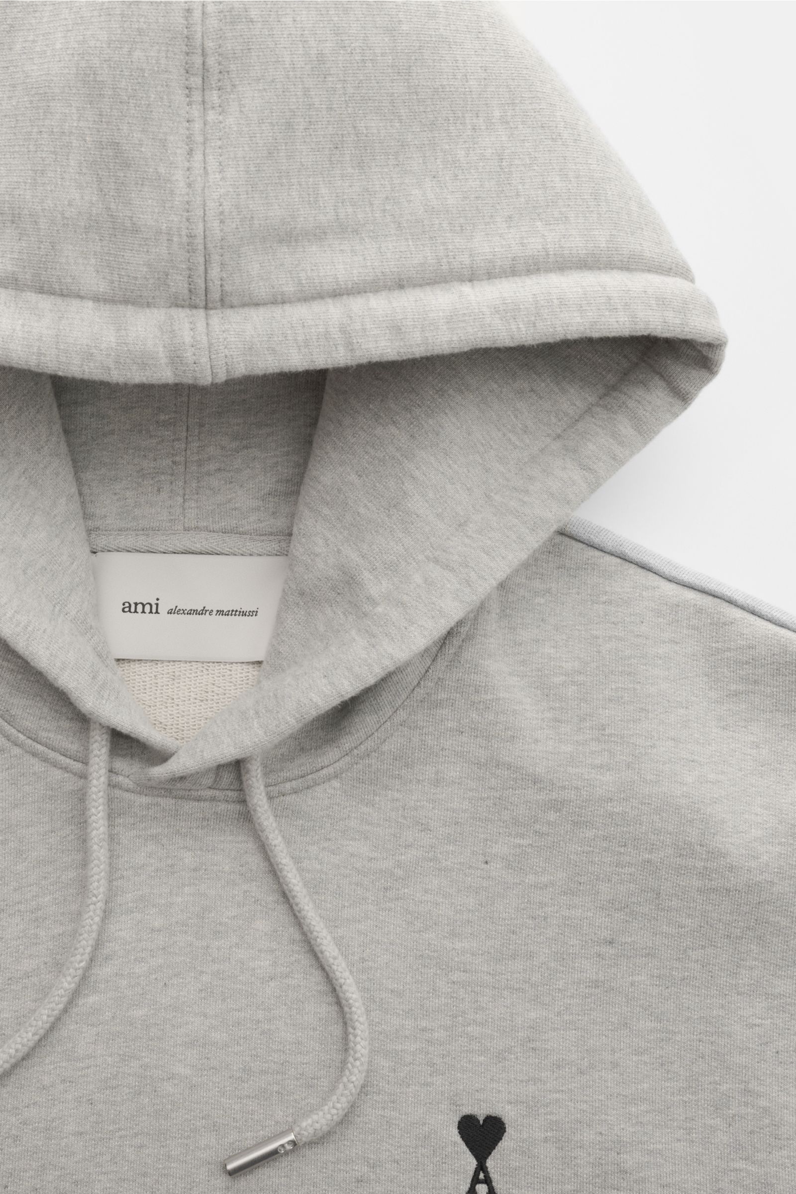 Ami Paris Kapuzenpullover grau meliert in Frontansicht mit Kapuze, Tunnelzug, Herz-Stitching und Kängurutasche aus elastischer Baumwolle.