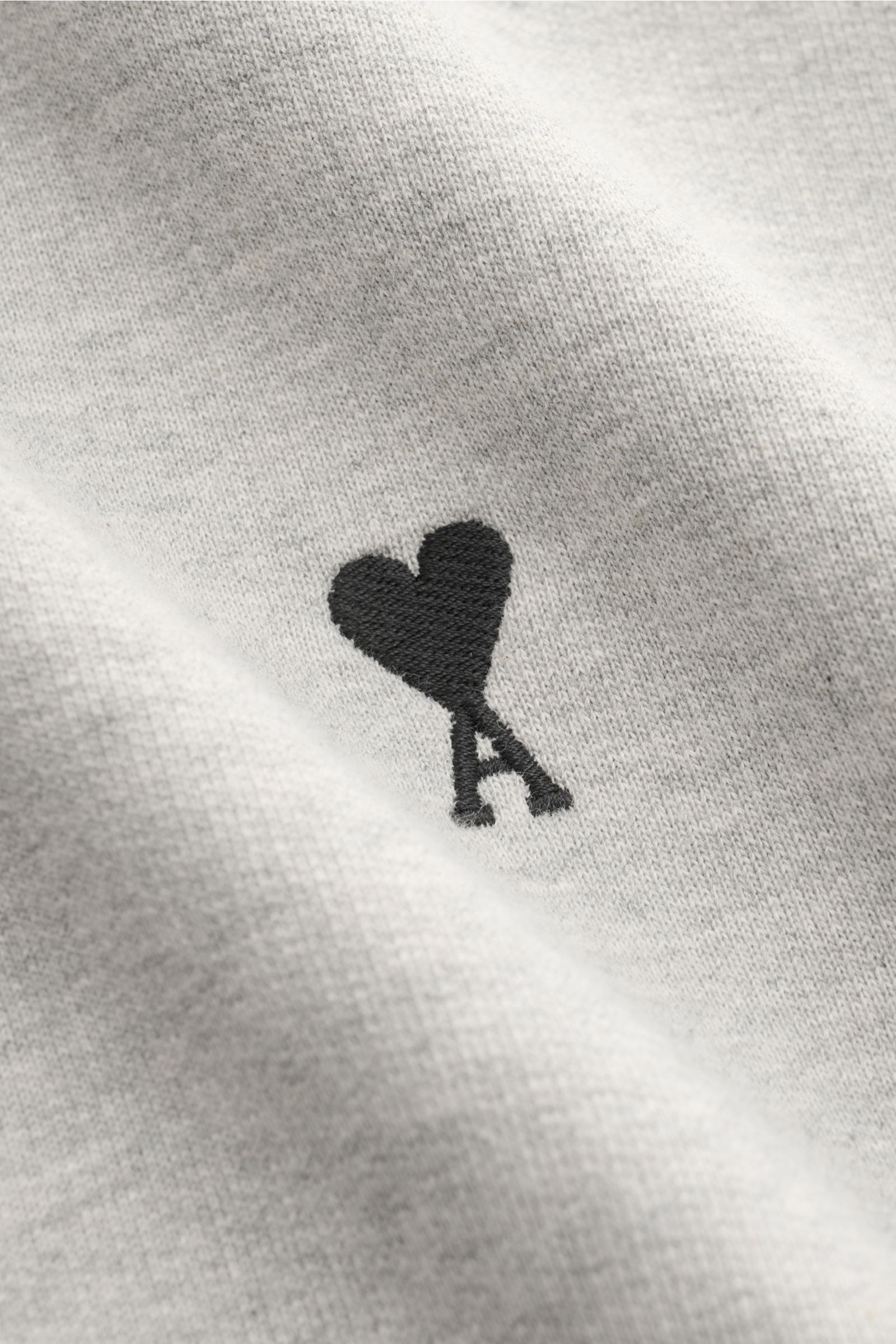 Ami Paris Kapuzenpullover grau meliert Detailaufnahme des Herz-Stitchings auf der Brust, elastische Baumwolle mit griffiger Haptik.