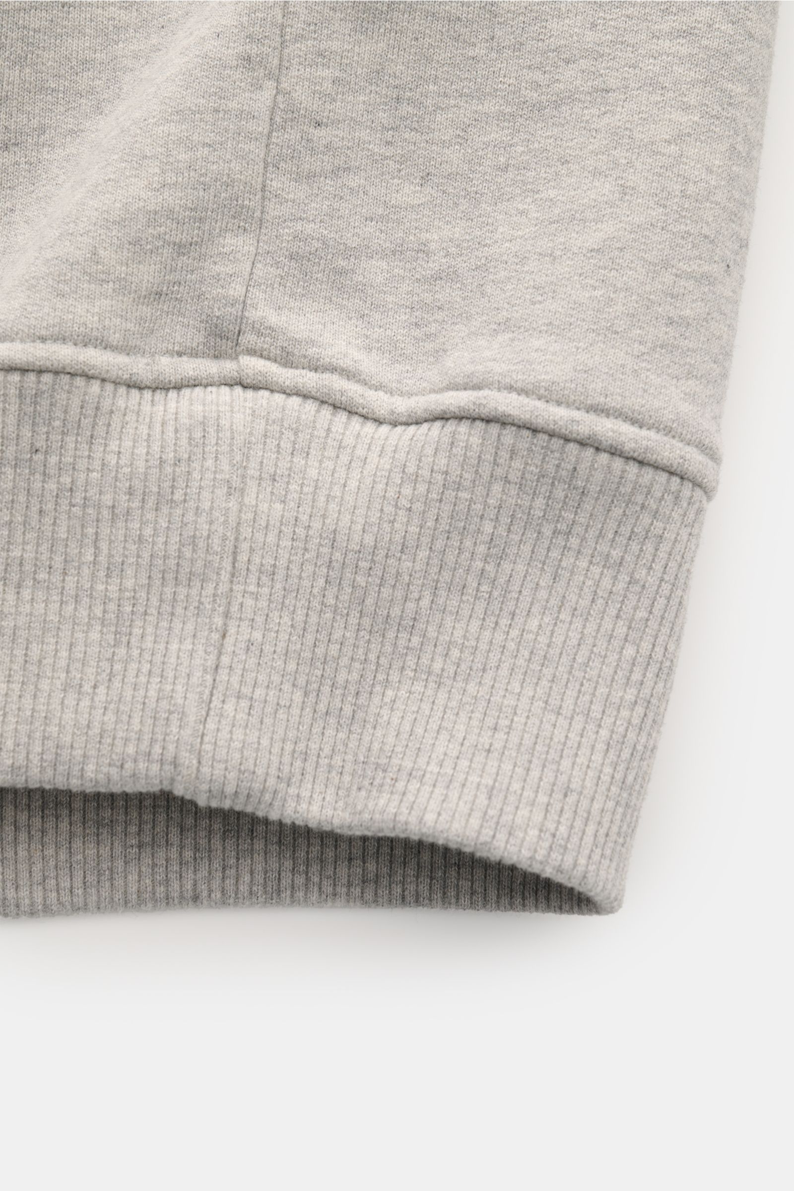 Ausschnitt der Ami Paris Sweatjacke hellgrau meliert, Detailansicht des Rippbündchens aus Baumwoll-Sweat mit dezenter Herz-Stitching-Note.