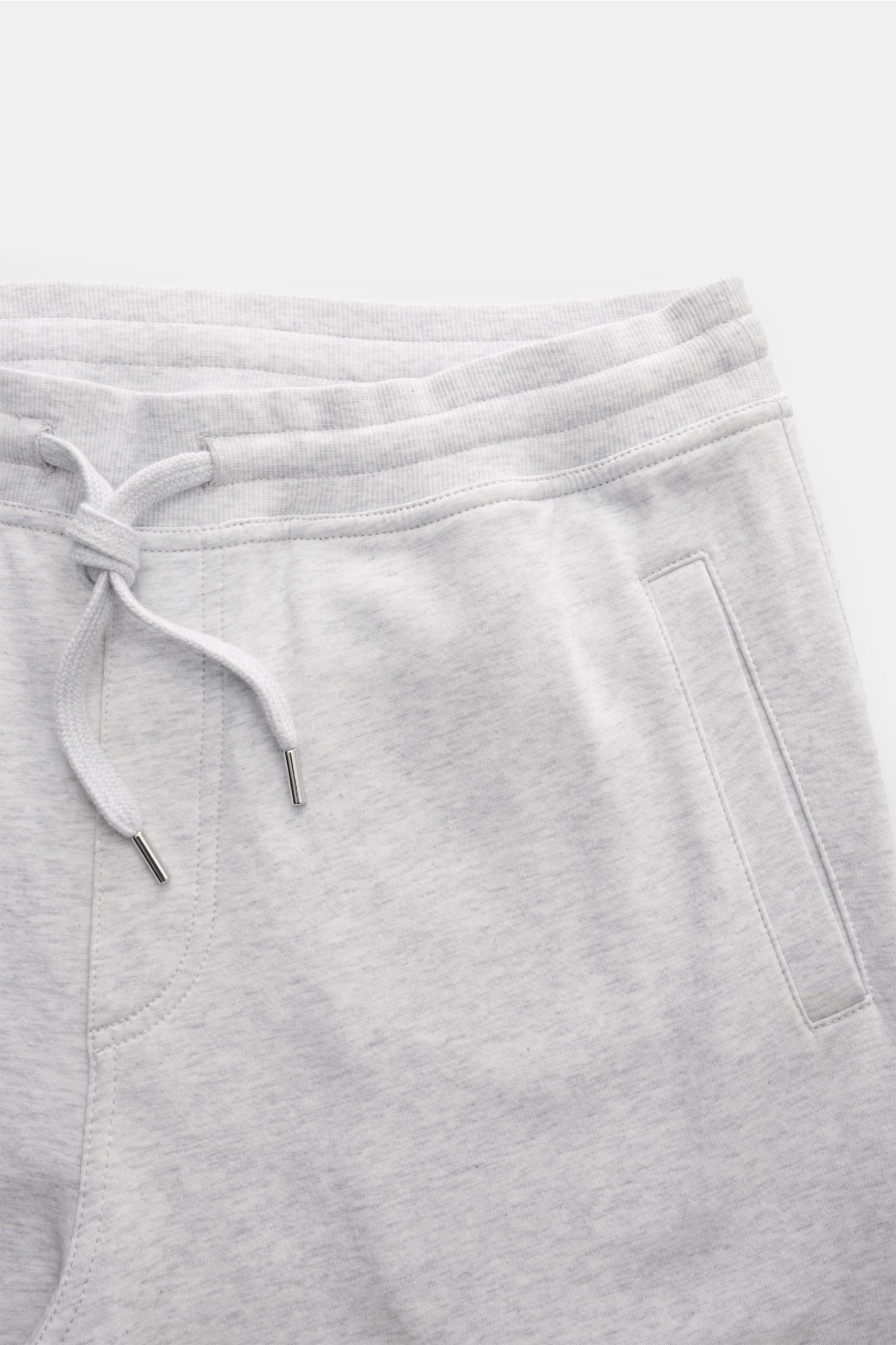 Close-up front view of Brunello Cucinelli Sweathose hellgrau meliert in soft light gray cotton blend with elastic waistband and drawstring. Mit dieser komfortablen Sweathose kommen Sie garantiert entspannt durch die gemütliche Jahreszeit: BRUNELLO CUCI