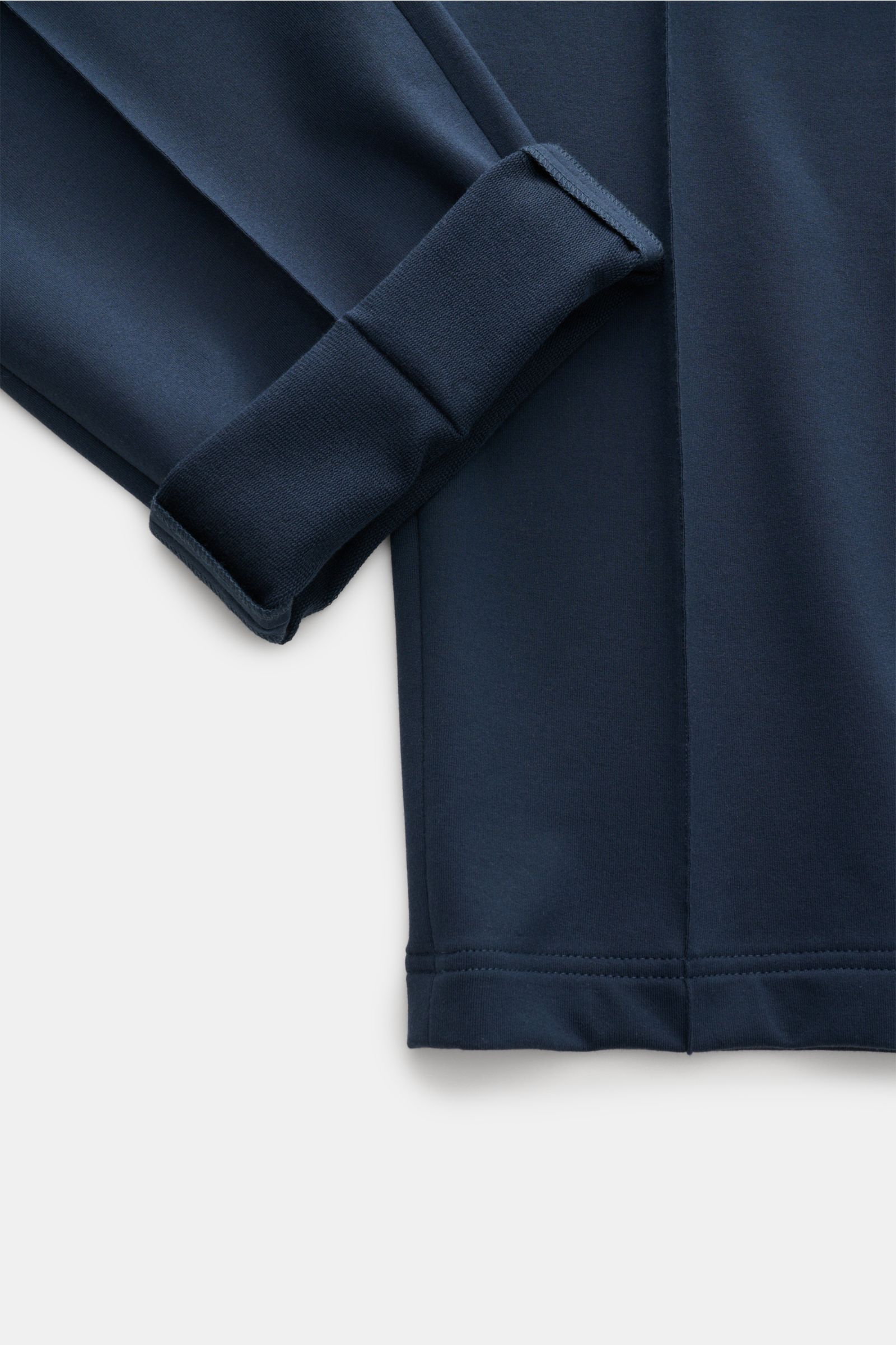Stefan Brandt Sweathose 'Jonas' dunkelblau, Detailaufnahme von unten, Sweat aus Pima Baumwolle, Slim Fit, kurzer Schnitt, elastischer Bund, Zipper, Taschen.