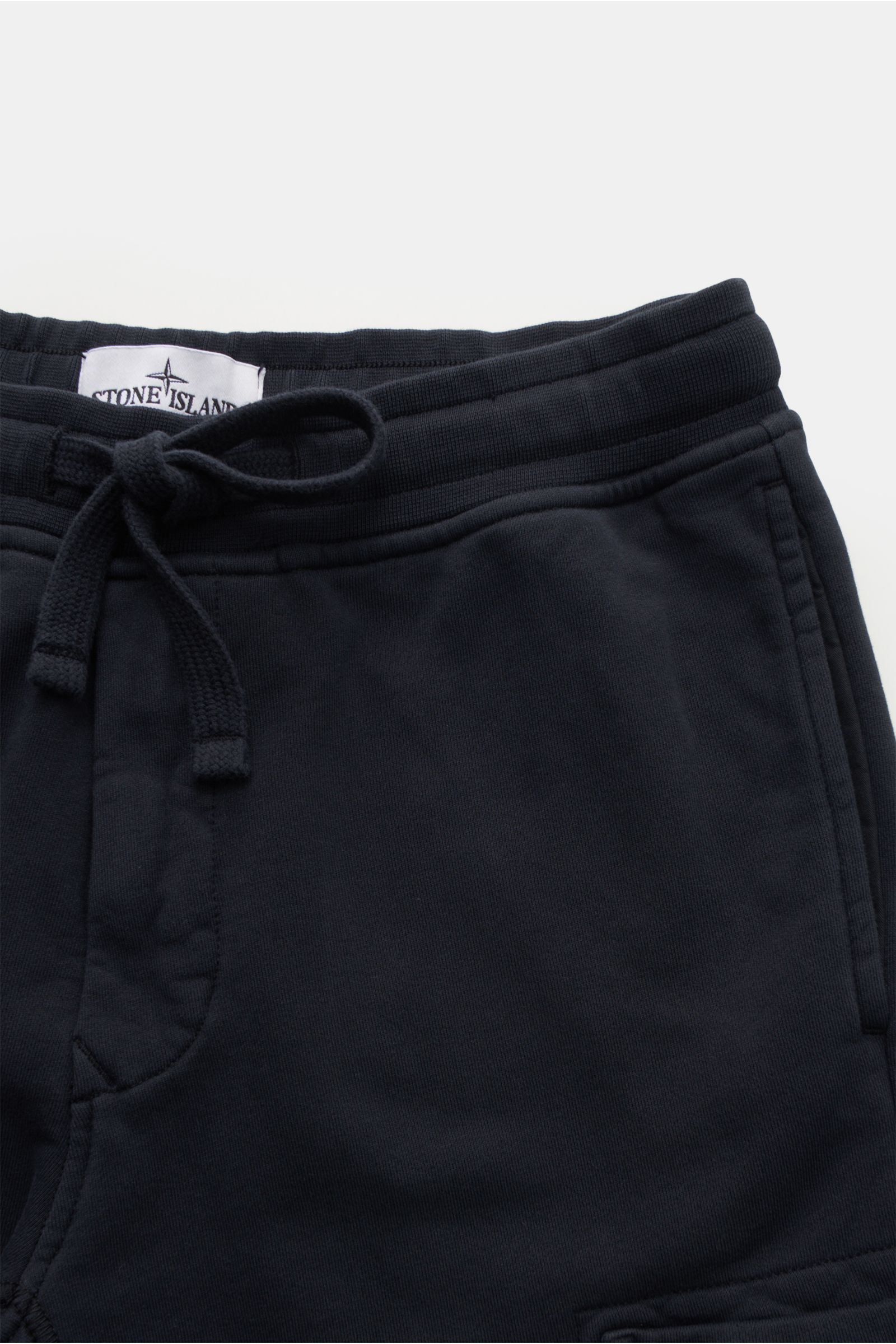 Stone Island Cargo-Sweathose 'Felpa' navy, Nahaufnahme von Bund mit Tunnelzug, Reißverschluss-Eingrifftasche, Cargo-Tasche und weichem Baumwollstoff.