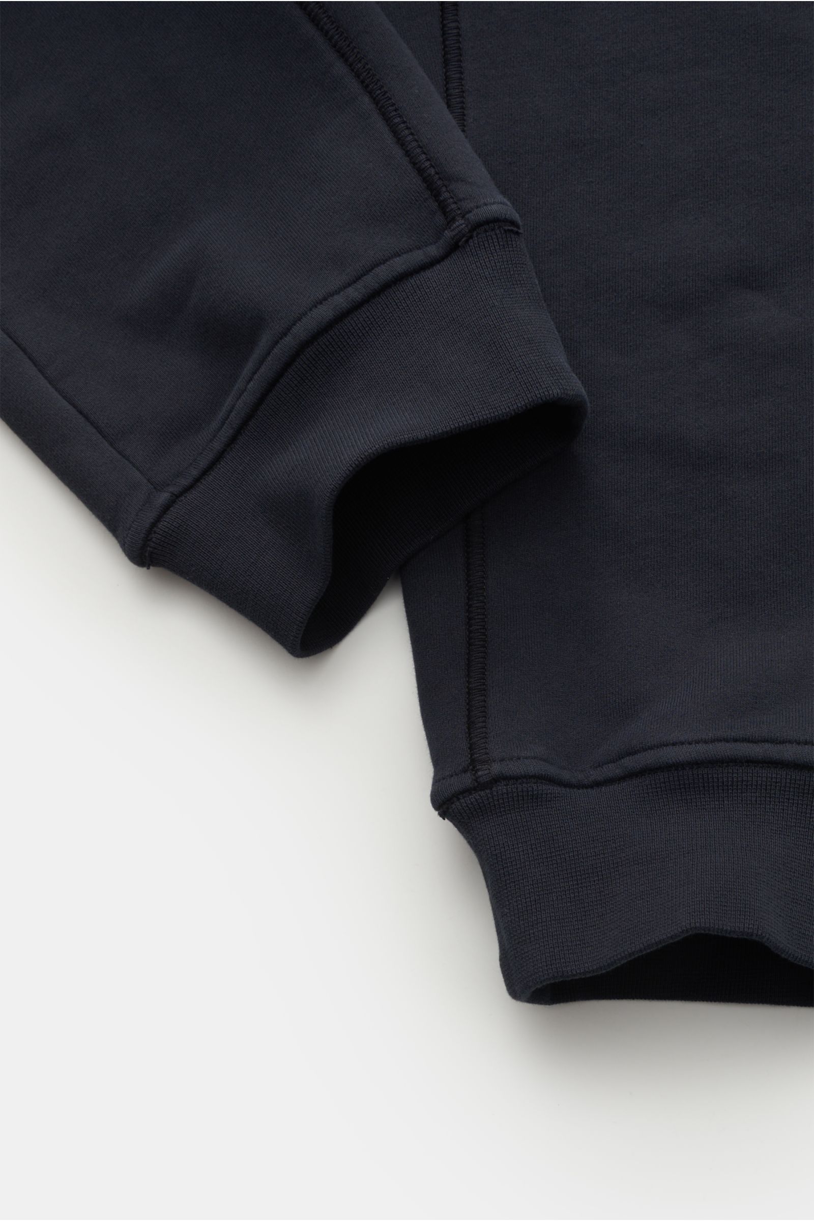 Stone Island Cargo-Sweathose 'Felpa' navy, Detailaufnahme der Ärmelbündchen in schmal zulaufendem Regular Fit aus weicher Baumwolle.
