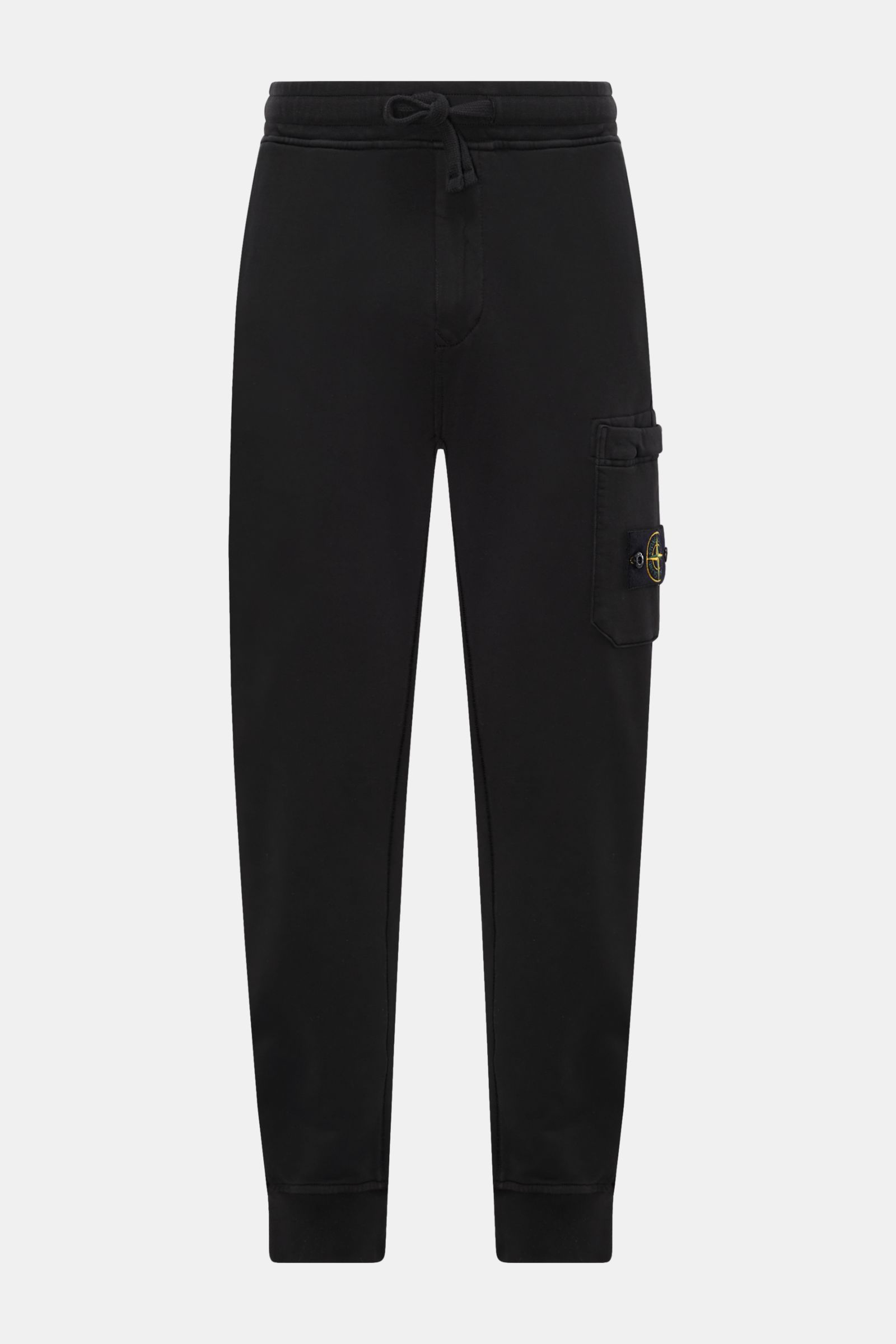 Stone Island Cargo-Sweatpants schwarz, frontale Aufnahme, elastischer Bund mit Tunnelzug, schmal zulaufend, Baumwoll-Sweat, Cargo-Tasche mit Kompass-Badge.