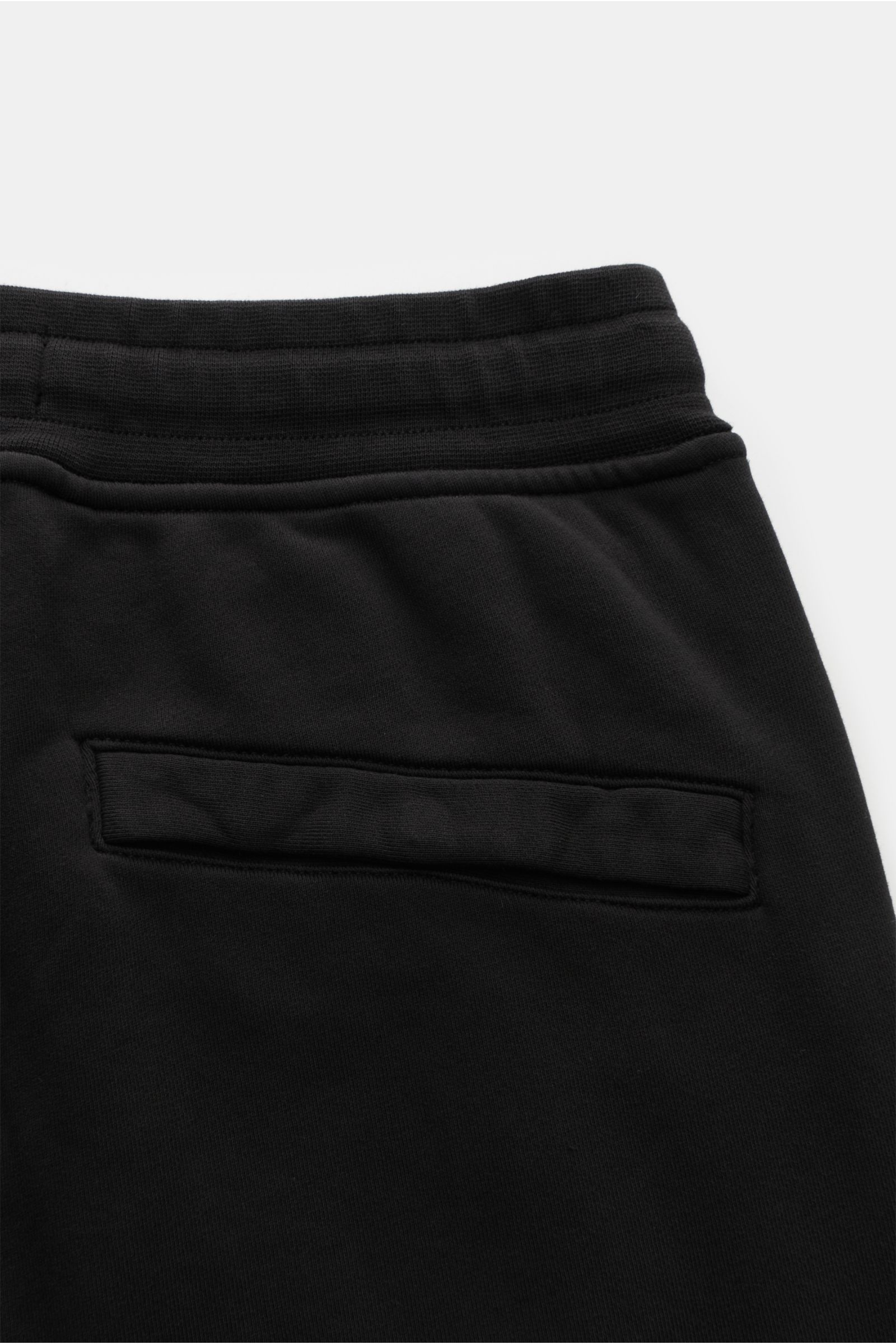Stone Island Cargo-Sweatpants schwarz, Detailaufnahme von hinten oben, elastischer Bund, Baumwoll-Sweat, Nahttasche, Druckknopf-Gesäßtasche.
