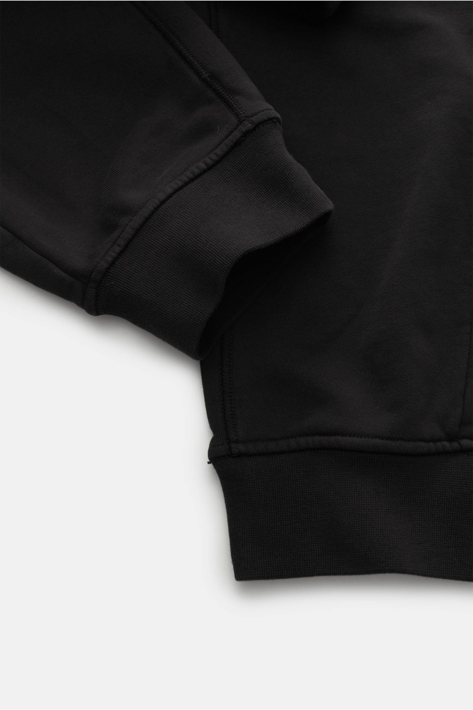 Stone Island Cargo-Sweatpants schwarz, Detailansicht des elastischen Bundes und Ärmelbündchens aus Baumwollsweat, weicher Griff, tapered Fit.