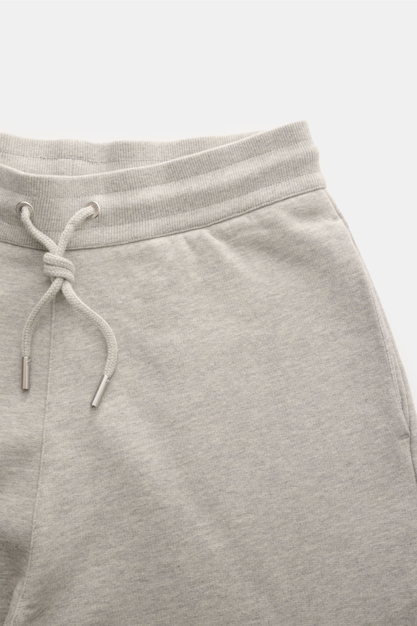 Ami Paris Sweathose 'Quota' grau meliert shown from a front close-up perspective, featuring an elastic waistband with drawstring, side seam pockets, and soft, elastic cotton fabric for comfort and a clean silhouette. Komfort trifft auf Pariser Lässigkeit: