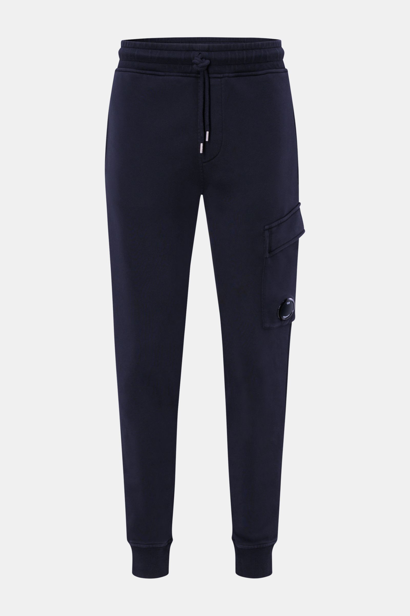 C.P. Company Cargo-Sweathose dark navy in Slim Fit, kurze schmale Sweat-Hose mit elastischem Bund, Tunnelzug, Cargo-Tasche und Rippbündchen, Frontalansicht.
