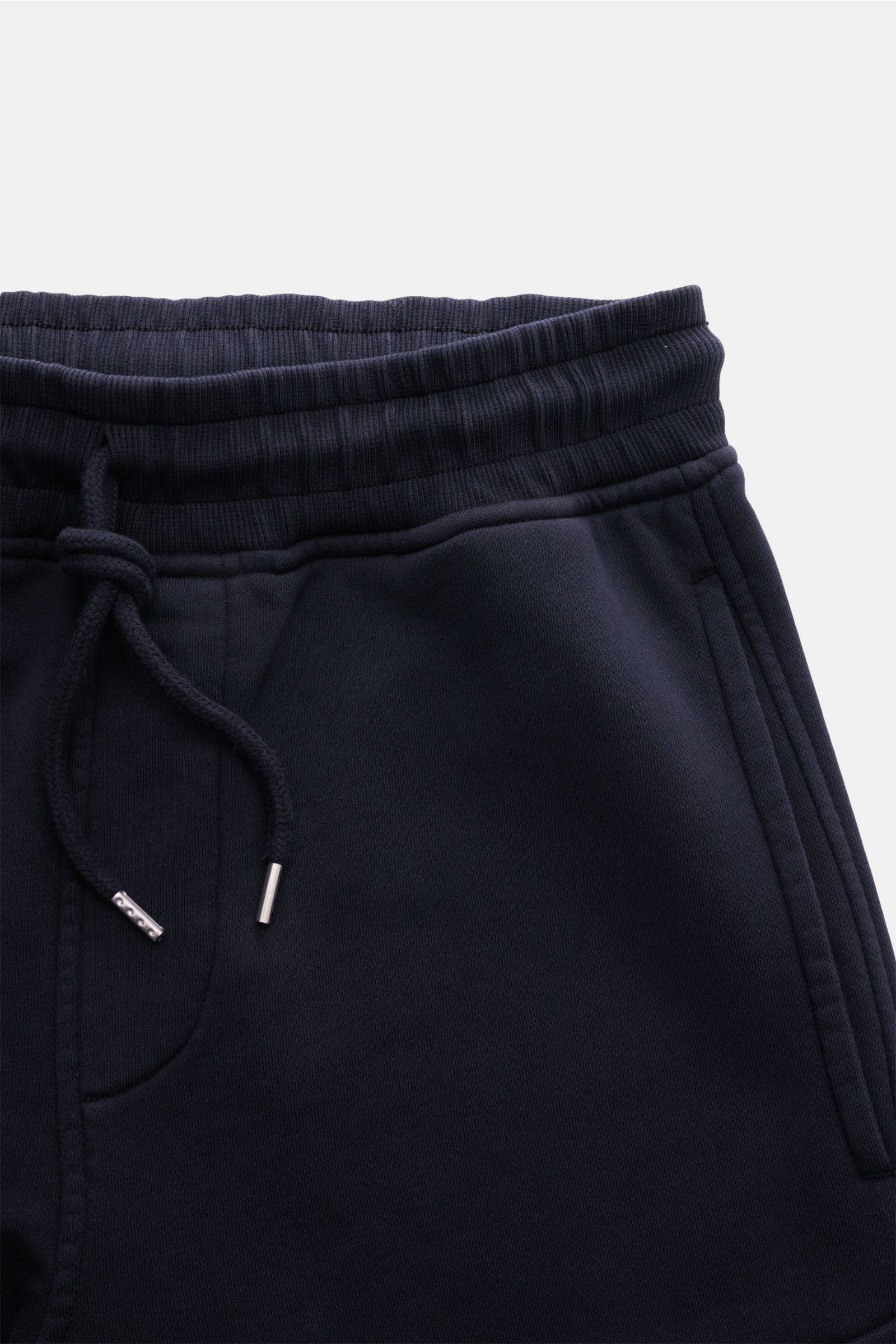 C.P. Company Cargo-Sweathose dark navy aus reiner Baumwolle, Slim Fit, elastischem Tunnelzugbund, Taschen und Cargo-Tasche, Detailansicht von oben.