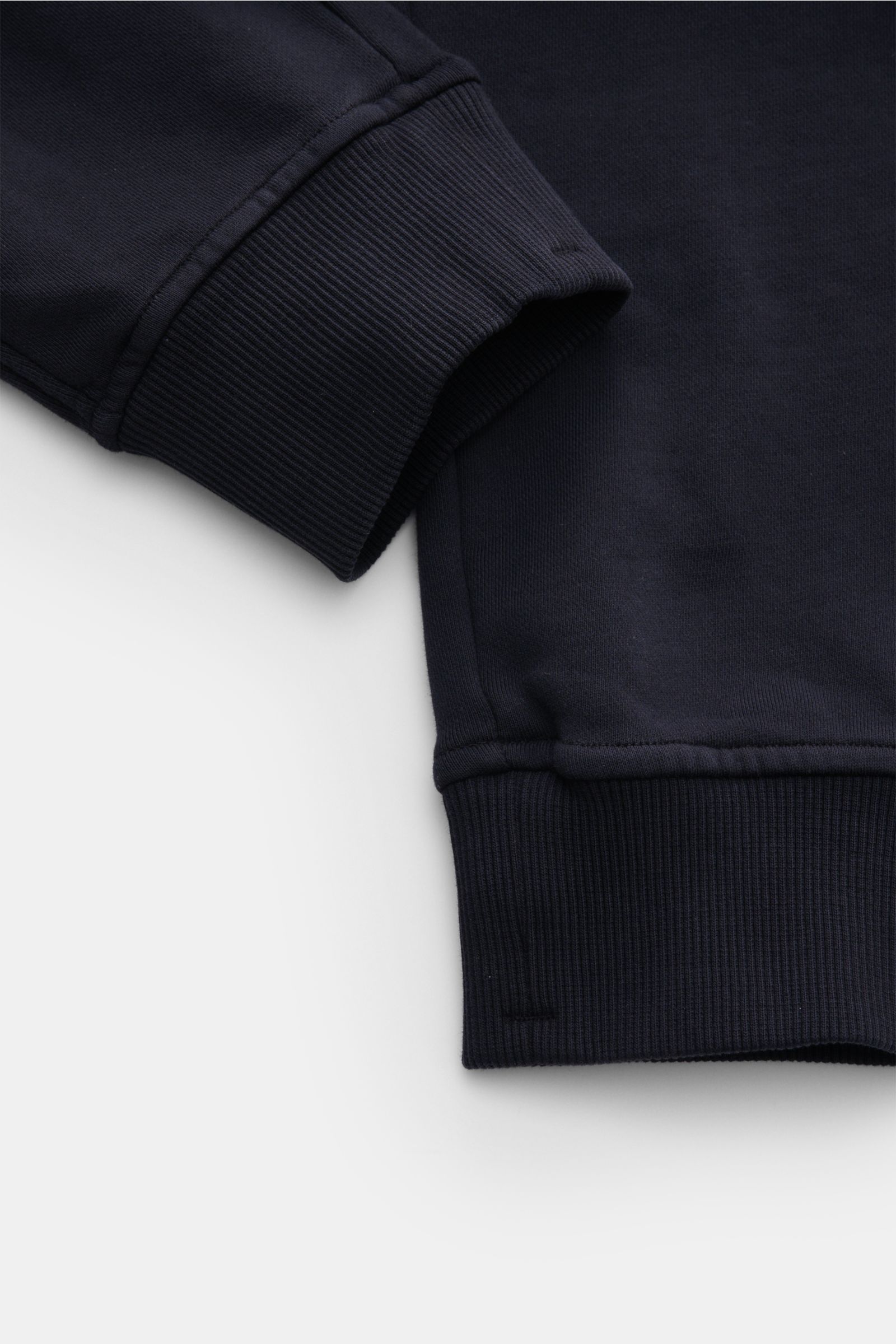 C.P. Company Cargo-Sweathose dark navy in Nahaufnahme von unten, Slim Fit, elastischer Bund, Rippbündchen, reine Baumwolle, weich.