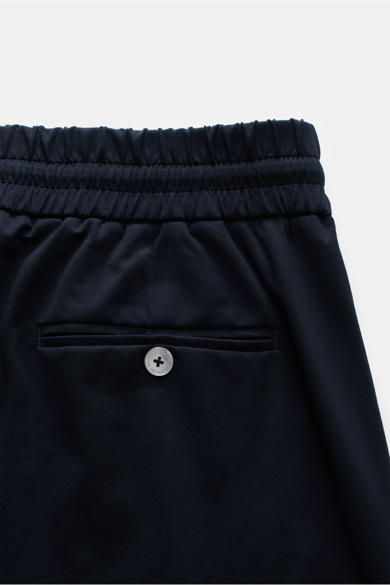 Back view close-up of Stefan Brandt Jersey-Jogpants 'Jonas' navy showing elastic waistband and buttoned back pocket, slim fit. Flexibler, geschmeidiger Jersey aus Baumwolle lässt diese cleane Jogpants 'Jonas' von STEFAN BRANDT zum komfortablen Basic mi