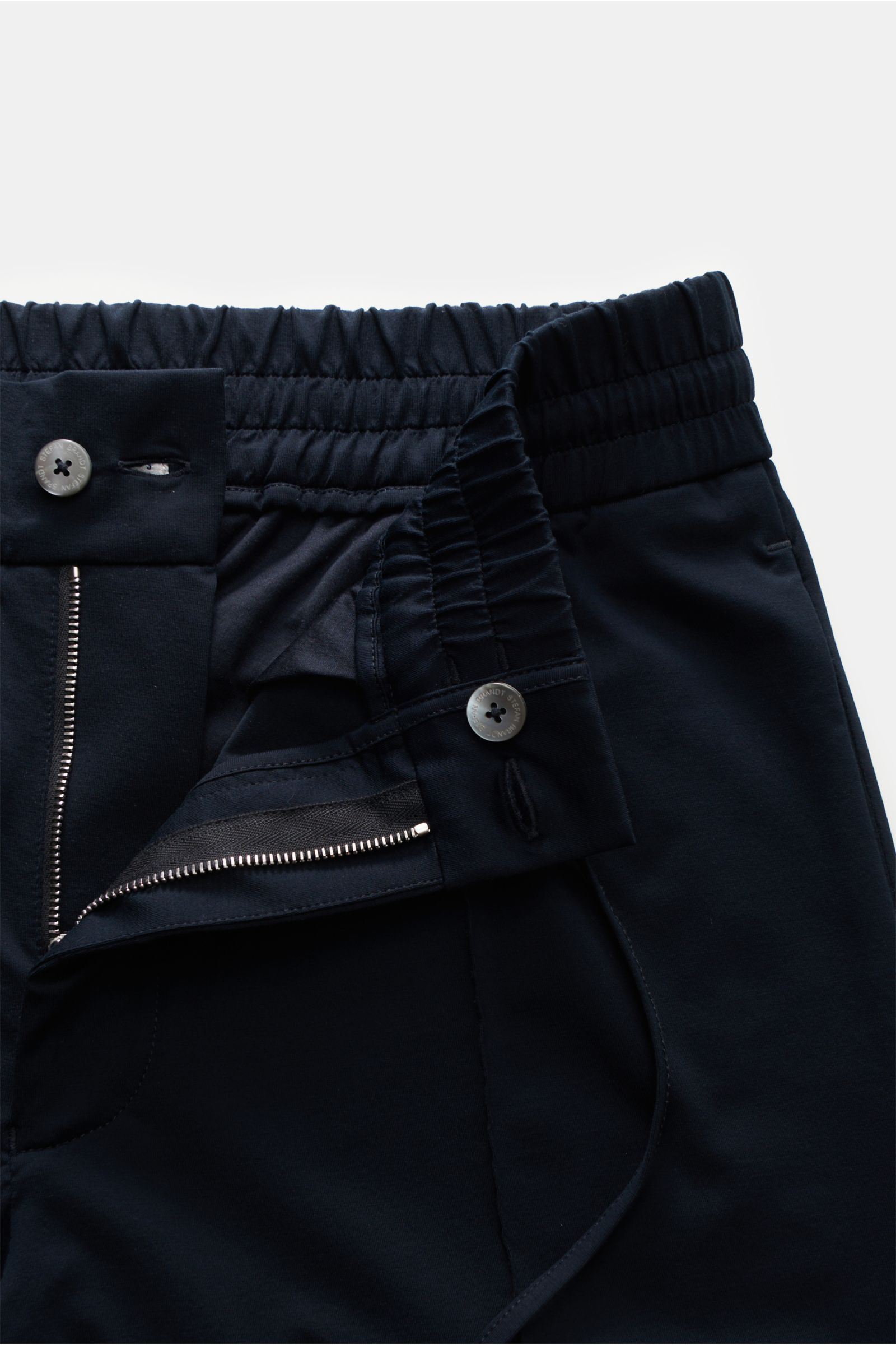 Close-up front view of Stefan Brandt Jersey-Jogpants 'Jonas' navy showing elastic waistband with drawstring, zipper, and button.

Additional description: Flexibler, geschmeidiger Jersey aus Baumwolle lässt diese cleane Jogpants 'Jonas' von STEFAN BRAND
