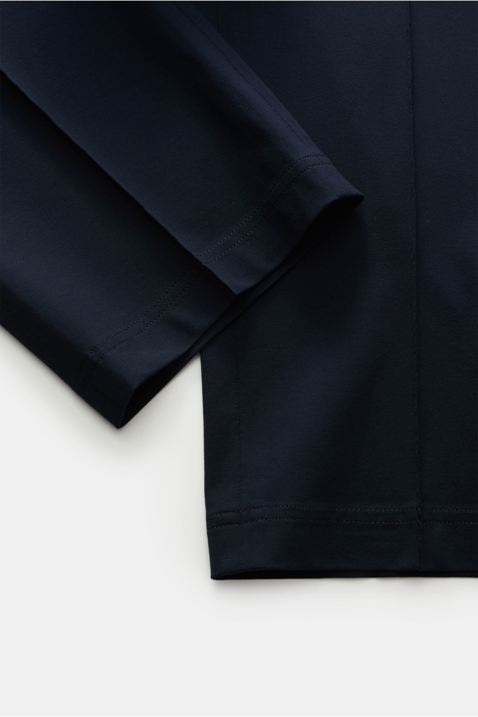 Close-up of navy sleeves and hem of Stefan Brandt Jersey-Jogpants 'Jonas' navy, showing fine stitching and smooth cotton jersey fabric.

Description: Flexibler, geschmeidiger Jersey aus Baumwolle lässt diese cleane Jogpants 'Jonas' von STEFAN BRANDT zu
