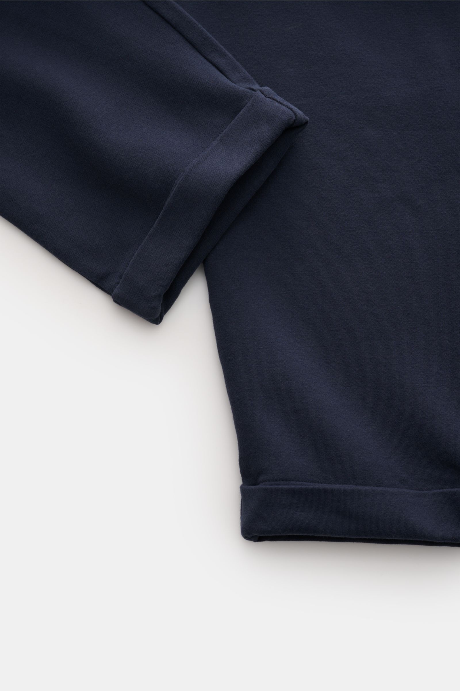 Close-up front view of the cuff and lower leg of 04651/ A trip in a bag Cotton trousers navy, made of soft cotton jersey with a fixed hem turn-up.

Enjoy maximum comfort in your everyday life: These comfortable trousers from 04651/ A TRIP IN A BAG are 