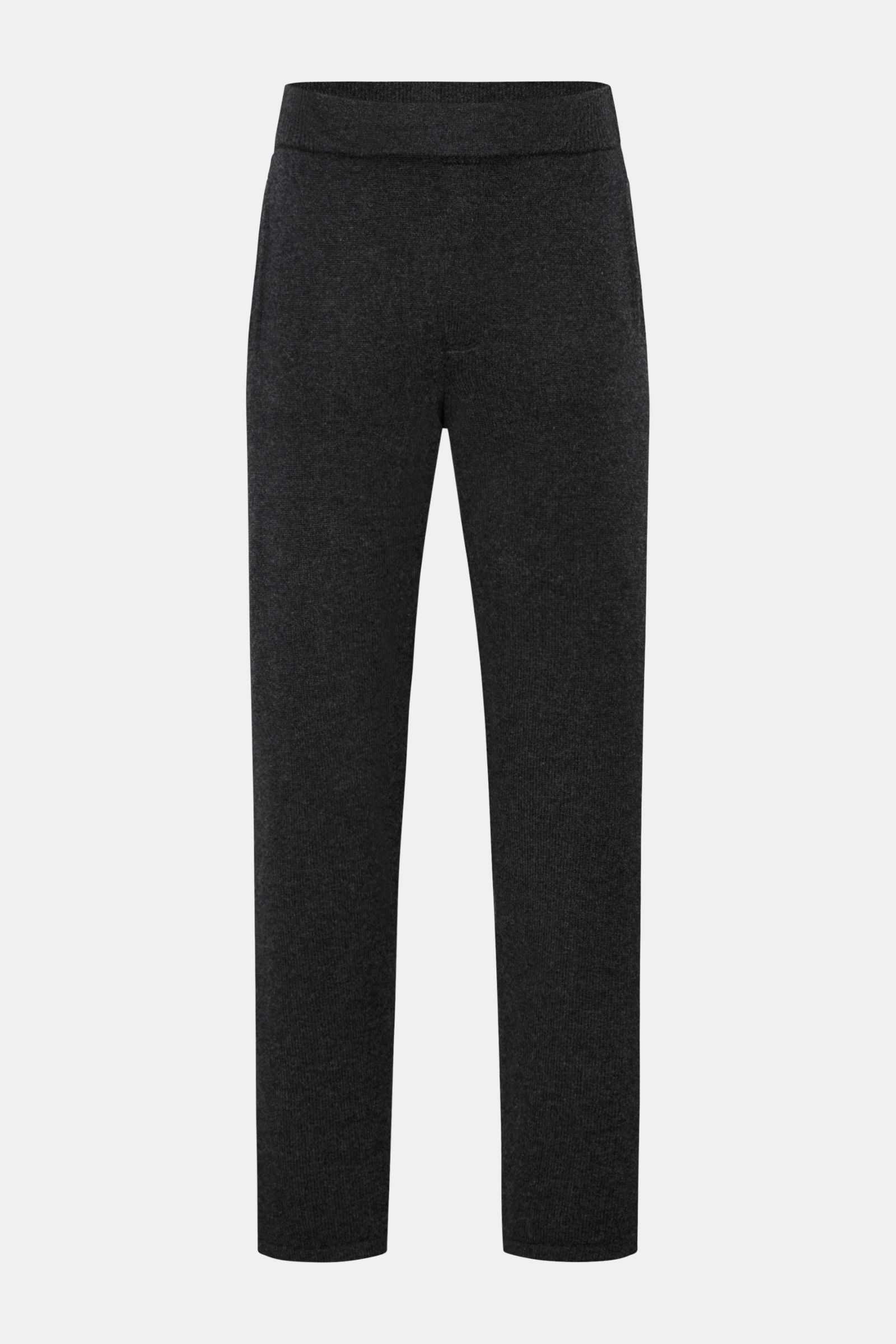 von Braun Cashmere Jogpants dunkelgrau meliert, frontale Aufnahme, weiche, wärmende Jogpants aus reinem mongolischem Cashmere mit elastischem Bund, geradem Schnitt, angedeutetem Eingriff, schrägen Hüft- und Leistentaschen am Gesäß.