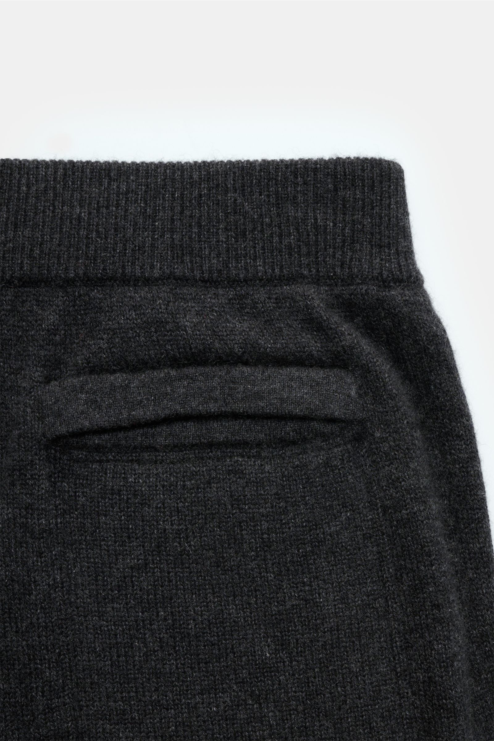 Nahaufnahme der von Braun Cashmere Jogpants dunkelgrau meliert von hinten, gerader Schnitt, elastischer Bund, Leistentasche, weicher mongolischer Cashmere.