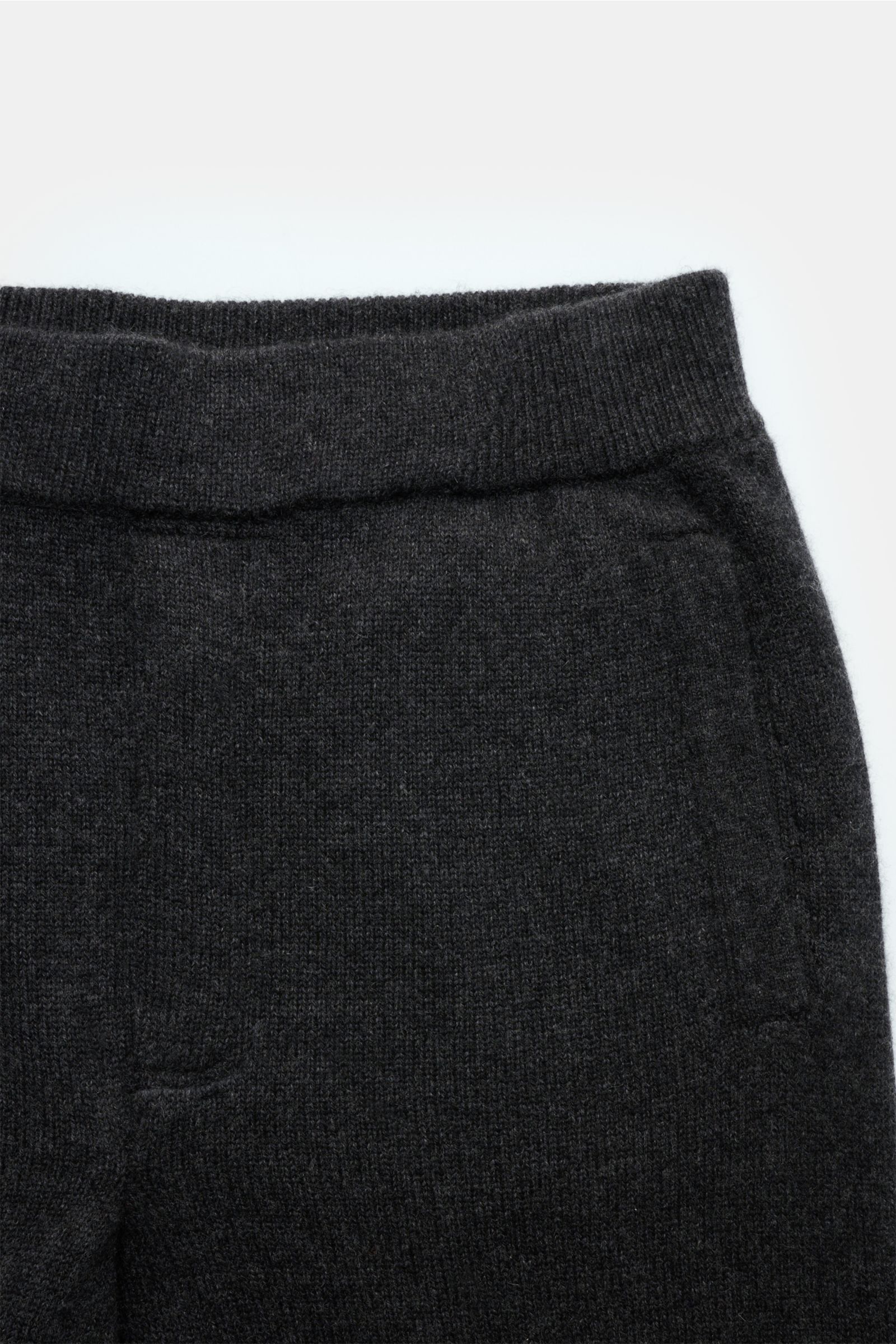 von Braun Cashmere Jogpants dunkelgrau meliert aus mongolischem Cashmere in geradem Schnitt, elastischer Bund, schrägen Hüfttaschen, Detailaufnahme von oben