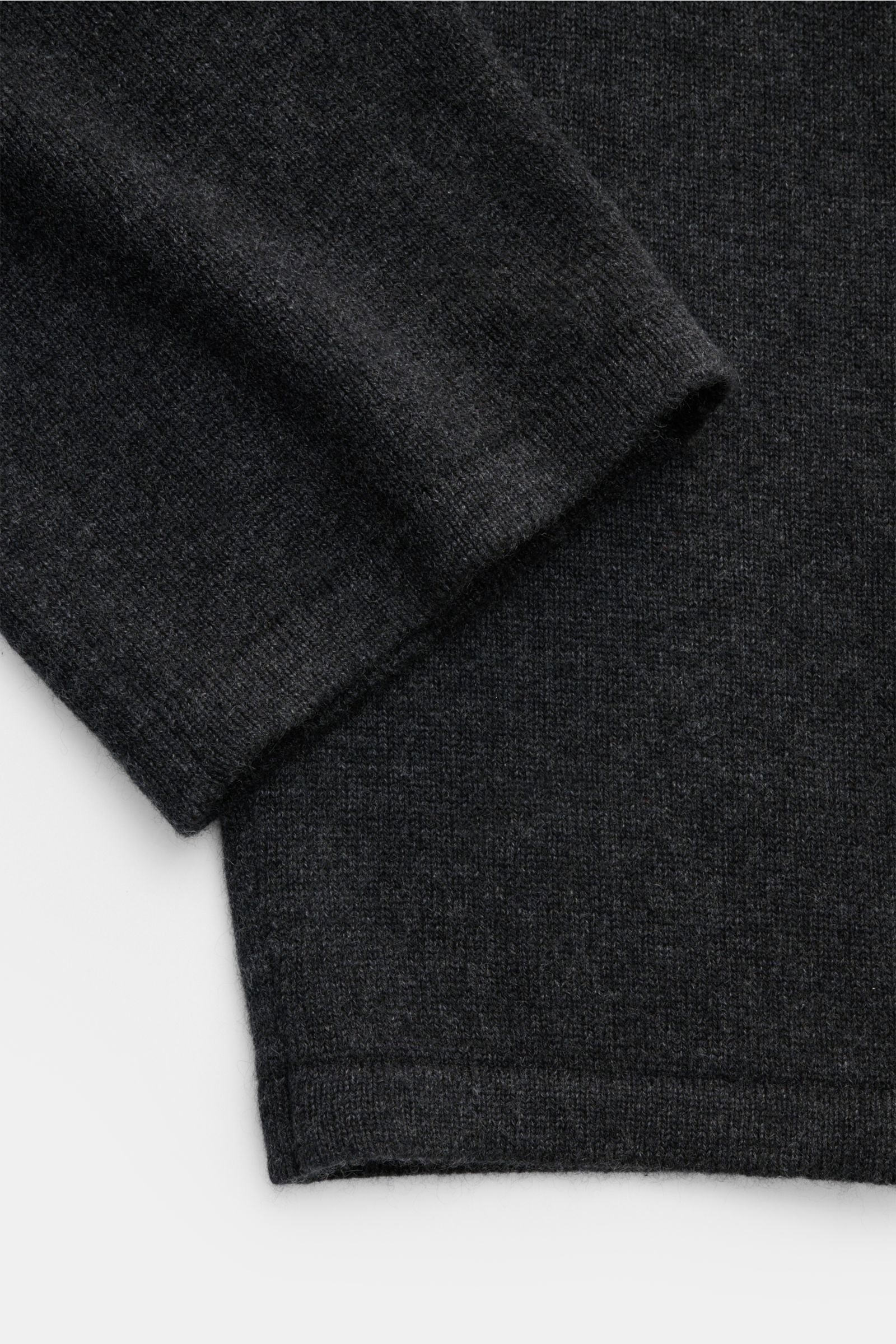 von Braun Cashmere Jogpants dunkelgrau meliert, Detailaufnahme von oben, weicher Strick aus reinem mongolischem Cashmere, elastischer Bund, gerader Schnitt, sportiver Komfort