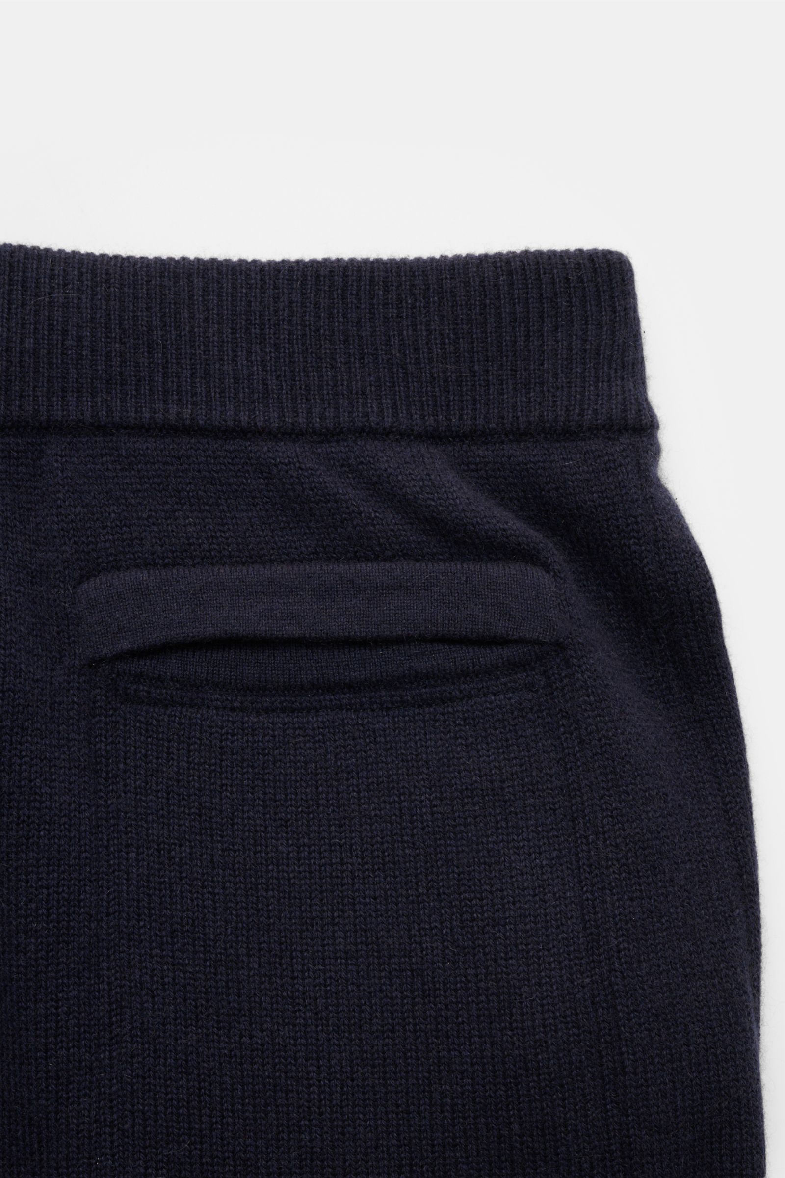 Nahaufnahme der Leistentasche und des elastischen Bundes der von Braun Cashmere Jogpants navy, aus weichem, mongolischem Cashmere mit sportivem, geradem Schnitt.