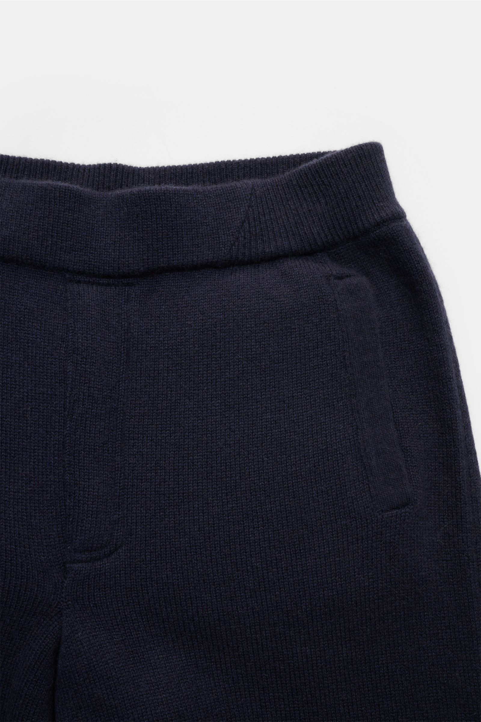 Nahaufnahme der von Braun Cashmere Jogpants navy aus reinem, weichem mongolischem Cashmere mit elastischem Bund, angedeutetem Eingriff und schrägen Hüfttaschen, gerader Schnitt, fotografiert von vorne.