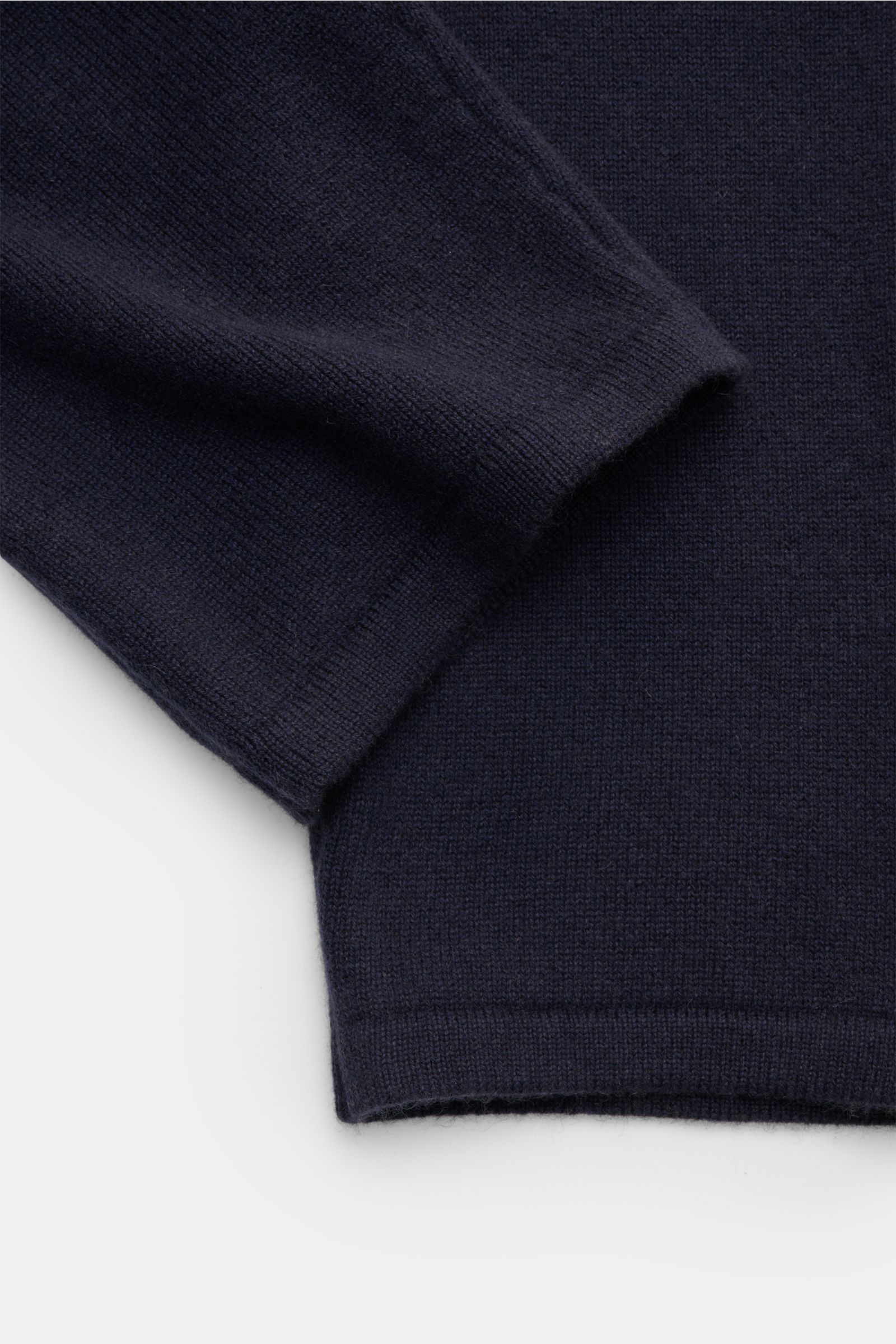 Nahaufnahme der von Braun Cashmere Jogpants navy, fotografiert von oben, zeigt weichen, geraden Schnitt aus reinem mongolischem Cashmere mit elastischem Bund.