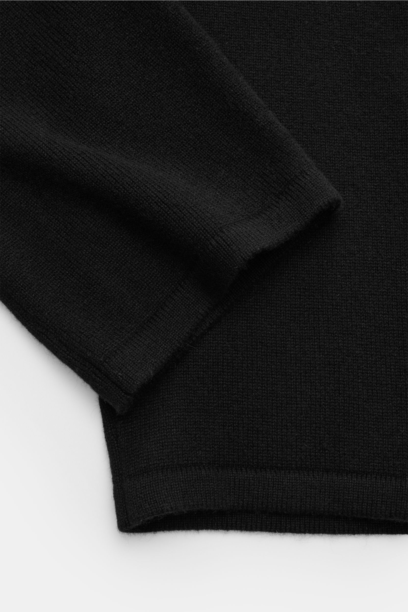 Schwarze von Braun Cashmere Jogpants, Detailaufnahme von unten, gerader Schnitt, elastischer Bund, weicher, mongolischer Cashmere-Strick.