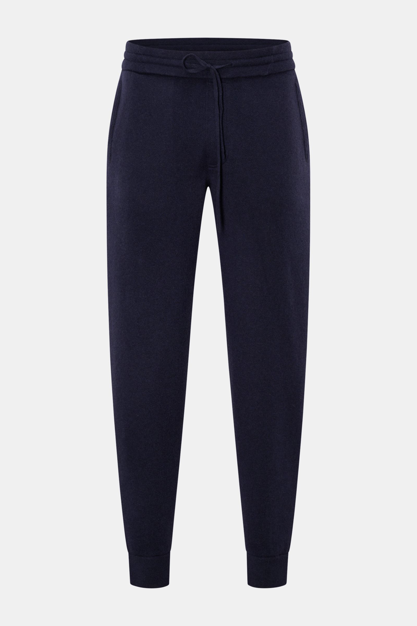 Frontale Ansicht der von Braun Cashmere Jogpants navy aus weichem, reinem Cashmere mit elastischem Bund, Tunnelzug, schmal zulaufendem Tapered Fit und Taschen.