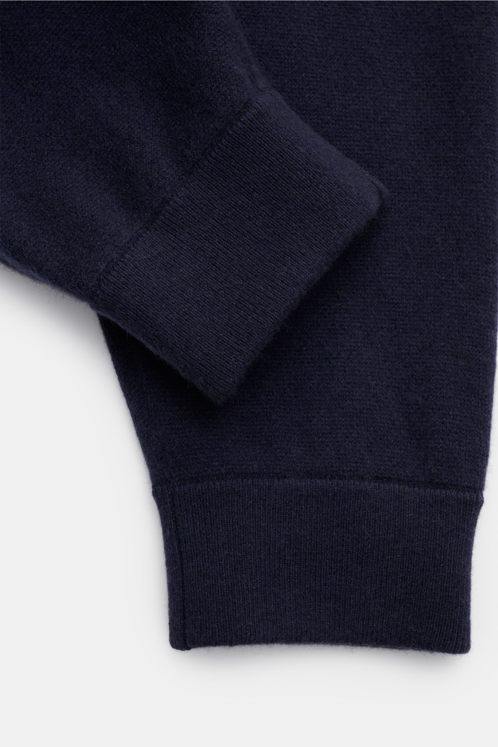 Nahaufnahme der Bündchen der von Braun Cashmere Jogpants navy, weich gestrickt aus feinem mongolischem Cashmere, navyblau.