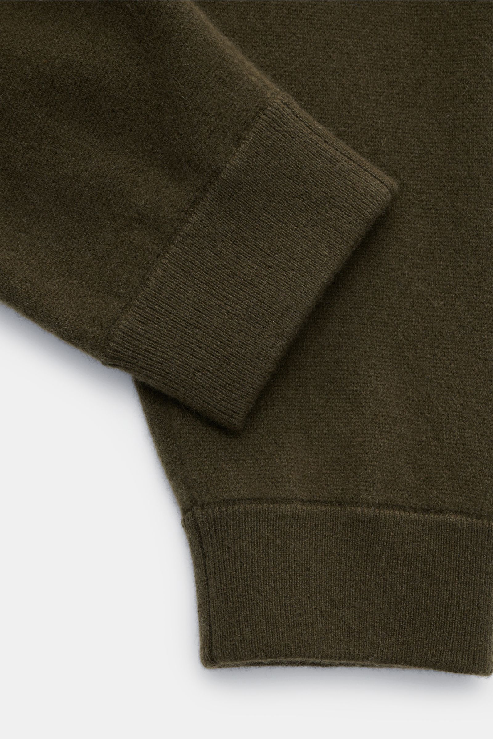Nahaufnahme der Bündchen einer von Braun Cashmere Jogpants dark olive, aus reinem, weichem Cashmere in Tapered Fit, hochbundig mit elastischem Tunnelzug.