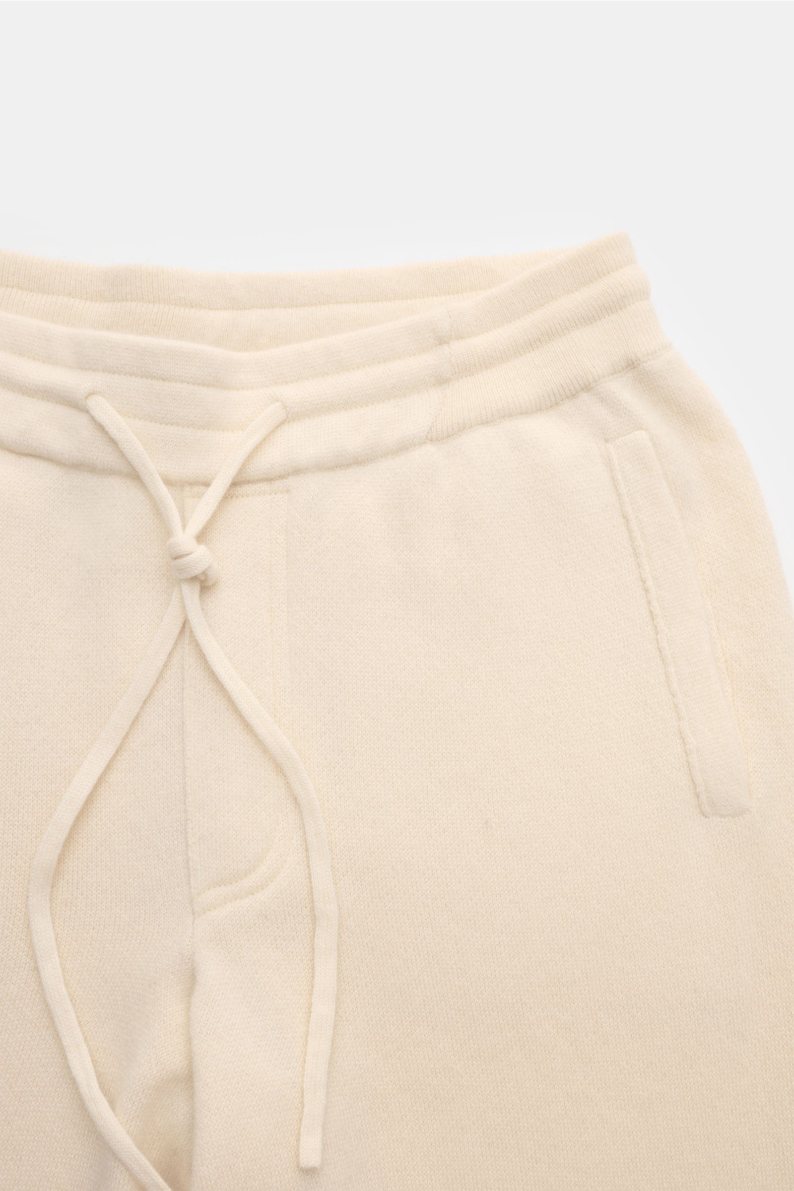 von Braun Cashmere Jogpants creme aus feinem, weichem Cashmere, Tapered Fit mit hohem Bund, elastischem Tunnelzug, Hüft- und Gesäßtaschen, Detailfoto von oben.
