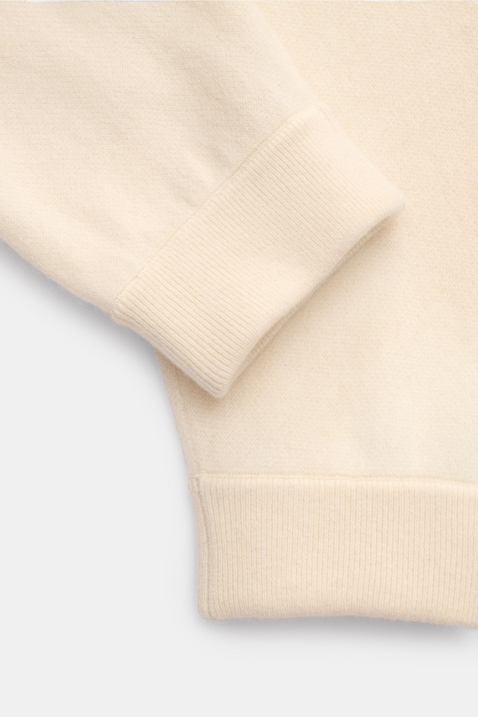 Detailaufnahme der von Braun Cashmere Jogpants creme mit weichem Strick, elastischem Bund und feinem Cashmere aus der Mongolei.
