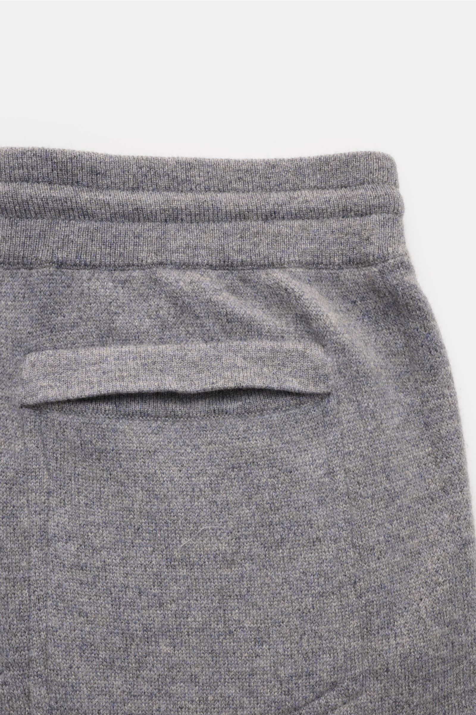 Nahaufnahme von der Rückseite der von Braun Cashmere Jogpants grau meliert mit hohem Bund, Leistentasche und feinem, weichem Cashmere-Strick.