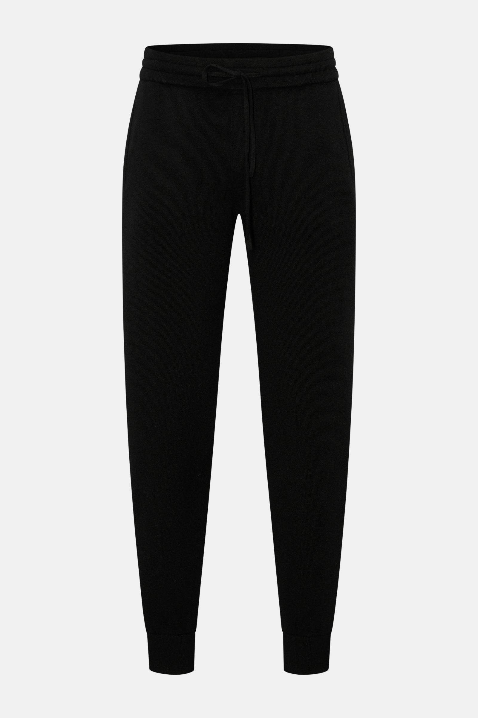 Schwarze von Braun Cashmere Jogpants in Frontansicht mit hohem Bund, elastischem Tunnelzug, schmal zulaufendem Bein, Hüft- und Gesäßtaschen.