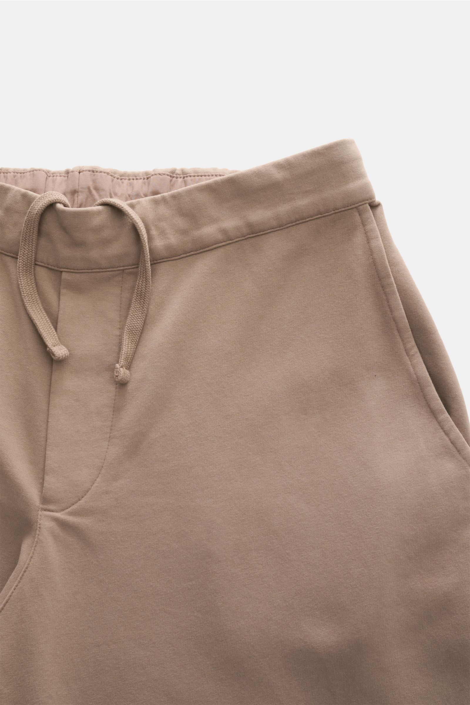 Close-up front view of 04651/ A trip in a bag Jogger pants 'If' taupe in soft cotton jersey with drawstring waistband and French pockets.

Description: Comfort meets style: These jogger pants in soft cotton jersey by 04651/ A TRIP IN A BAG enhance rela