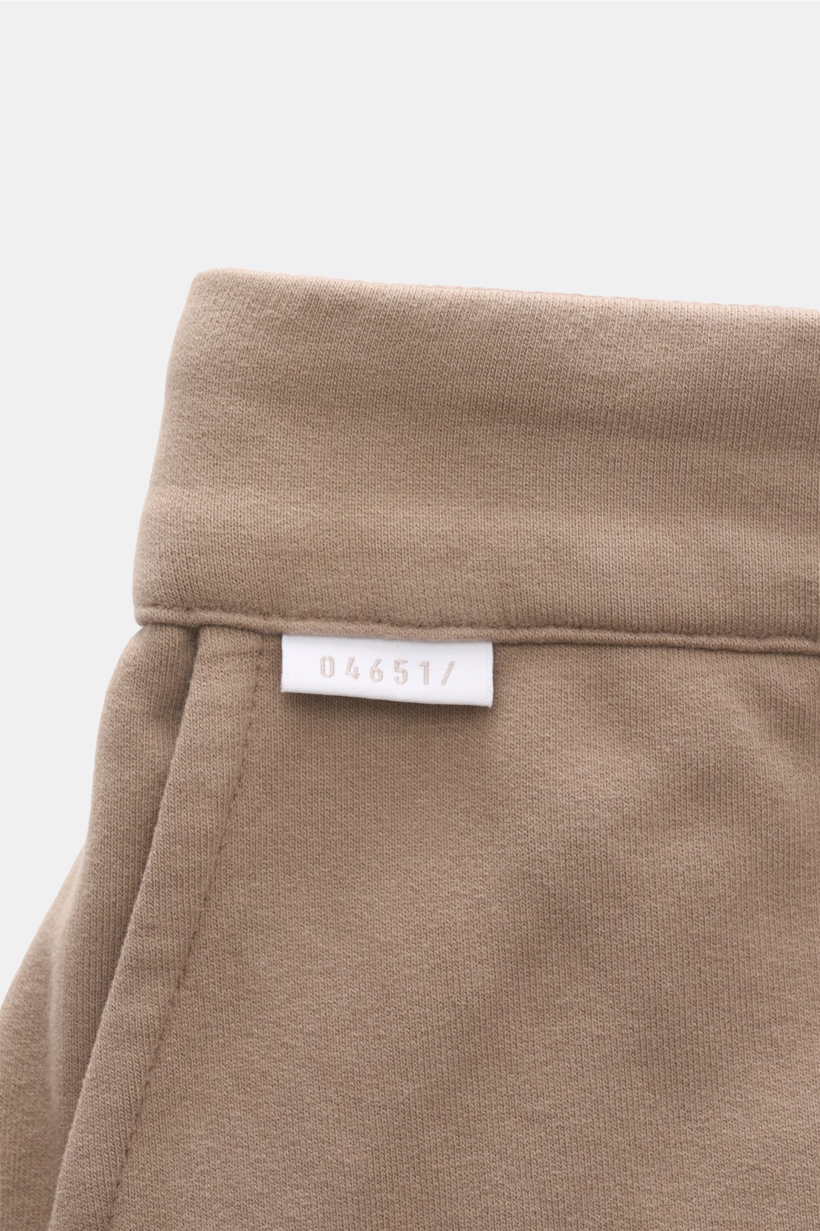 Close-up front-side view of the waistband and pocket area of 04651/ A trip in a bag Jogger pants 'If' taupe in soft cotton jersey. Comfort meets style: These jogger pants enhance relaxed looks with a modern silhouette. Jersey made of cotton, comfortable s