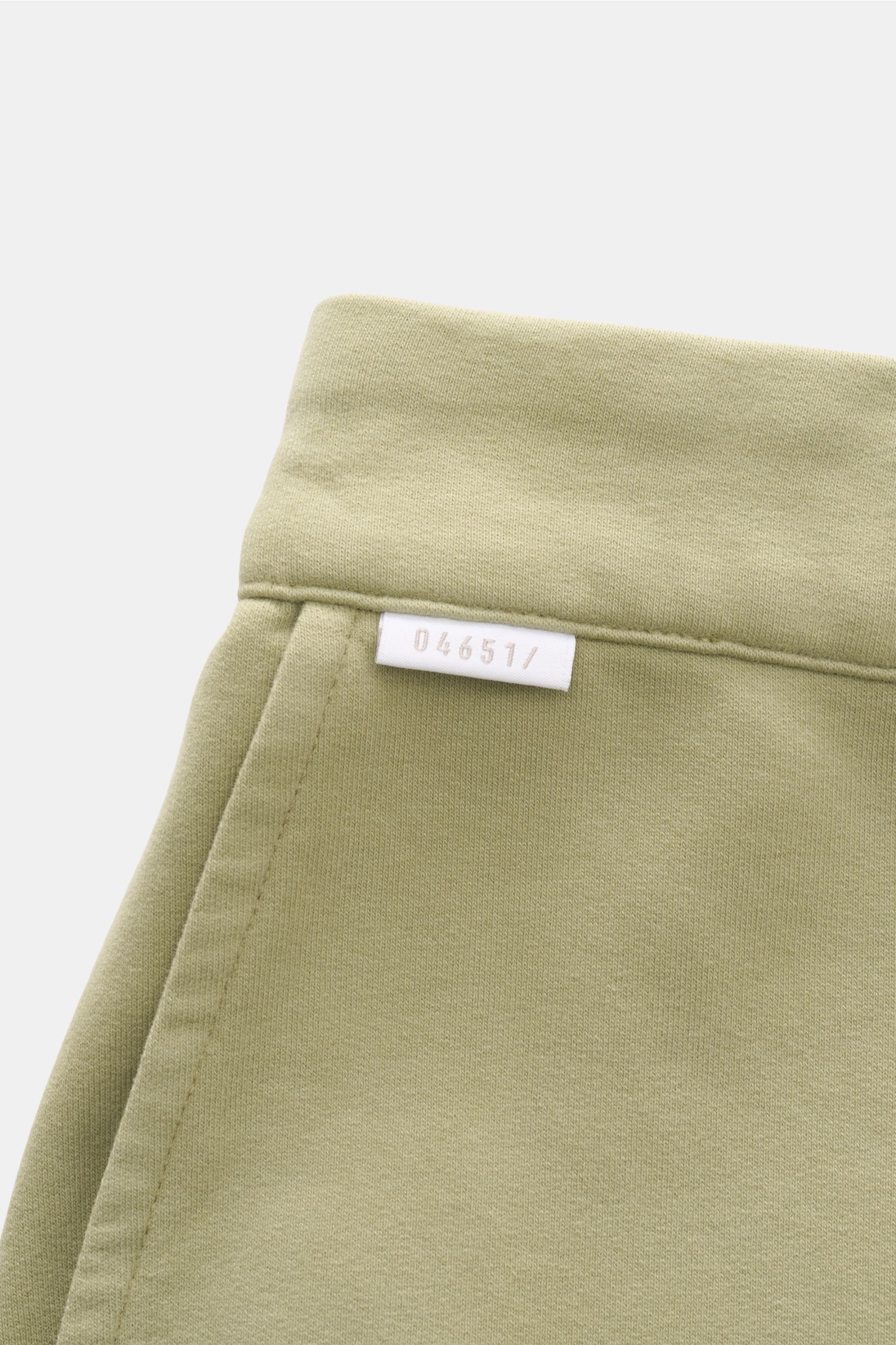 Close-up front-side view of the waistband and pocket detail of 04651/ A trip in a bag Jogger pants 'If' sage in soft cotton jersey.

Comfort meets style: These jogger pants in soft cotton jersey by 04651/ A TRIP IN A BAG enhance relaxed looks with a mo
