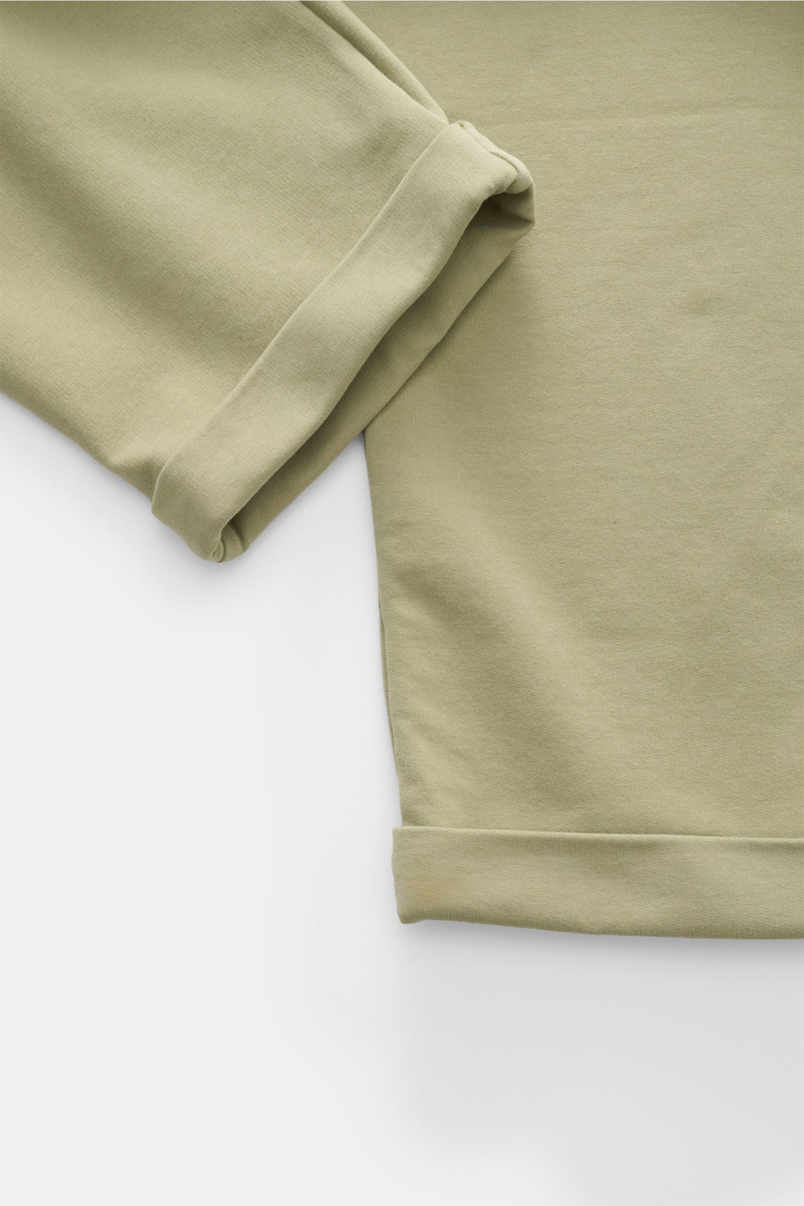 Close-up view of the cuff and leg area of the 04651/ A trip in a bag Jogger pants 'If' sage in soft cotton jersey with a fixed hem turn-up.

Comfort meets style: These jogger pants in soft cotton jersey by 04651/ A TRIP IN A BAG enhance relaxed looks w