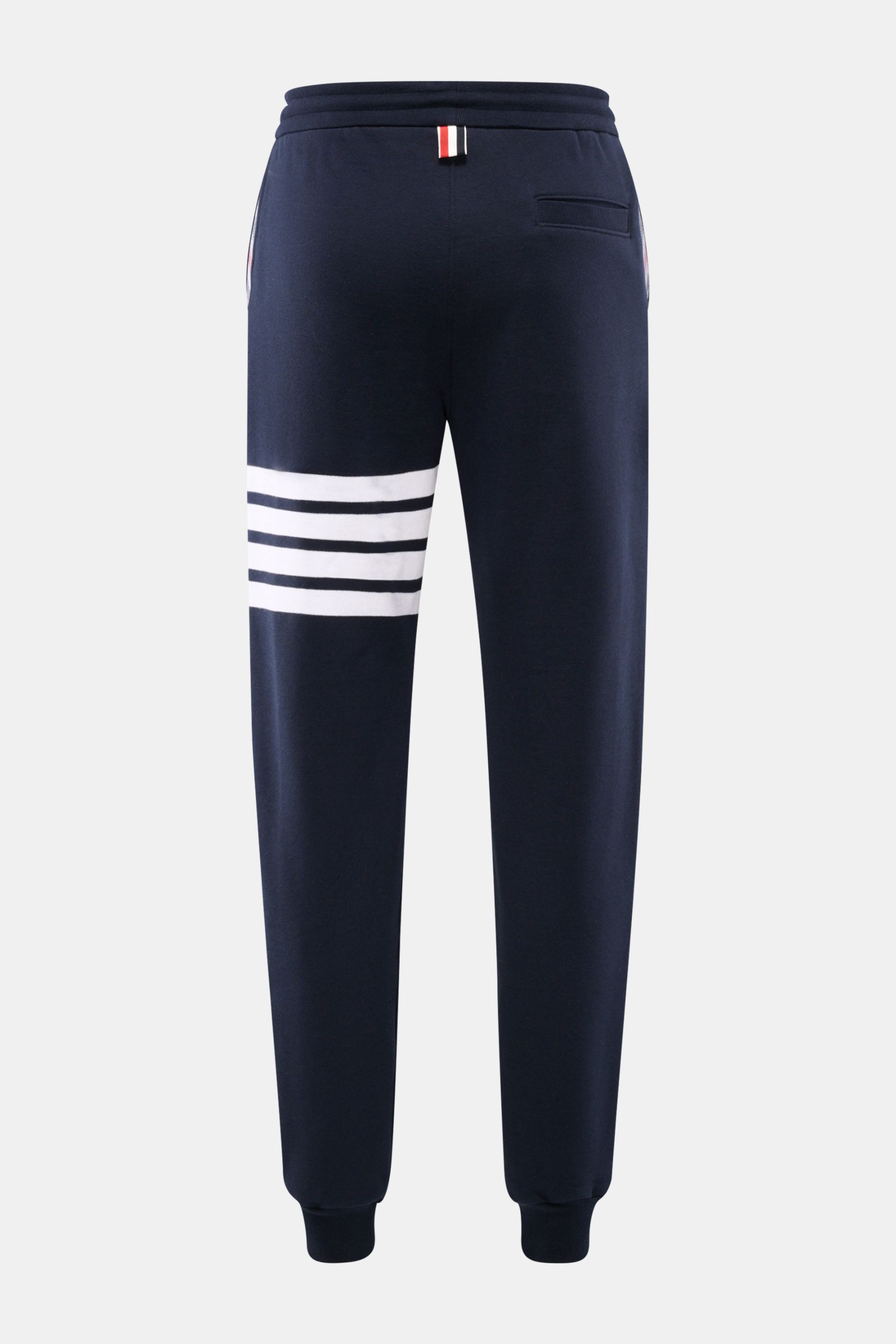 Rückansicht der Thom Browne Sweathose navy, slim Fit, kurz geschnitten mit elastischem Bund, Rippbündchen, Streifen-Detail und französischen Taschen.