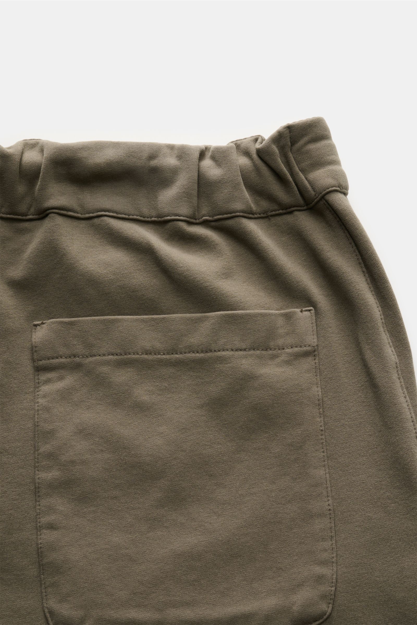 04651/ A trip in a bag Sweat-Shorts oliv