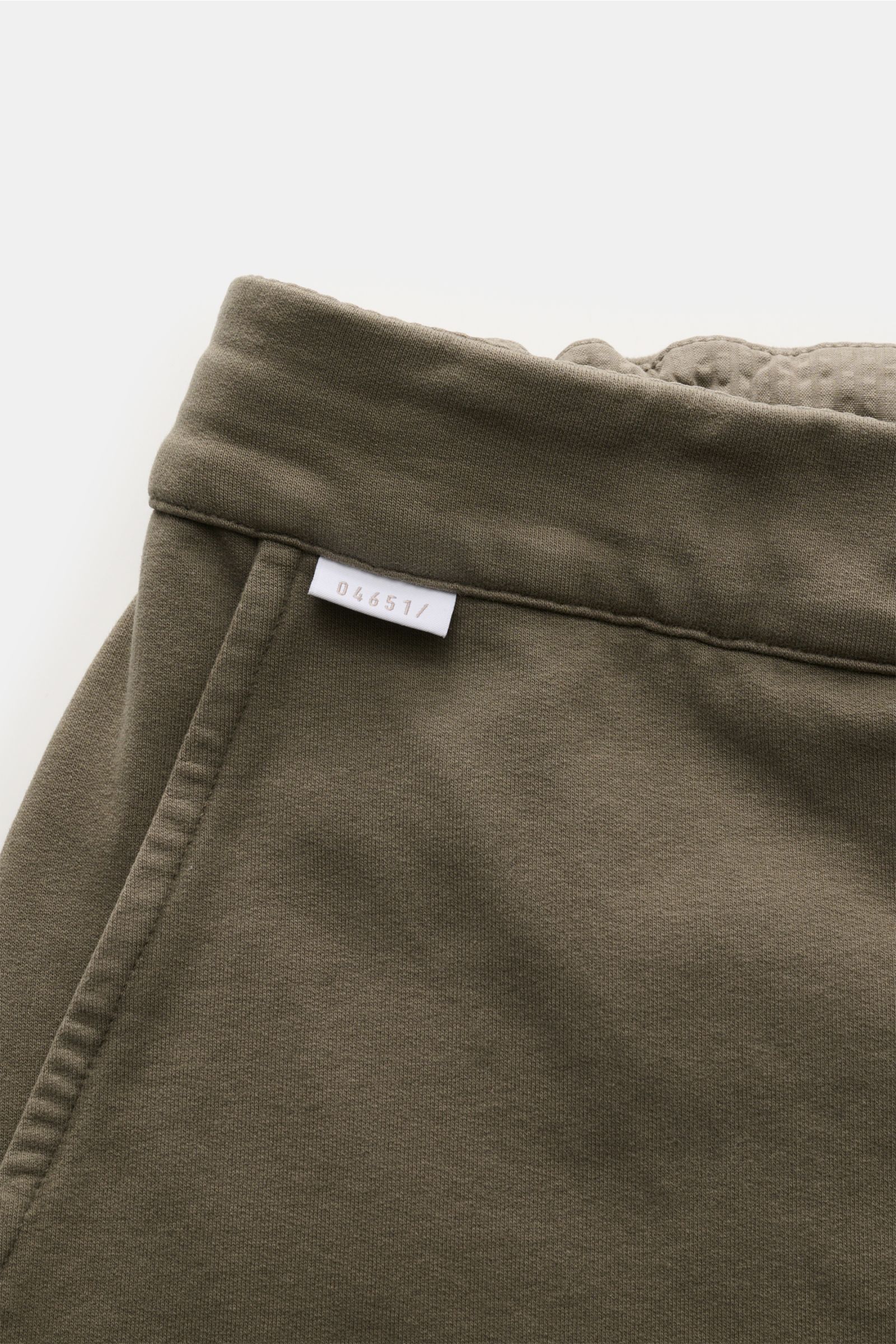 04651/ A trip in a bag Sweat-Shorts oliv