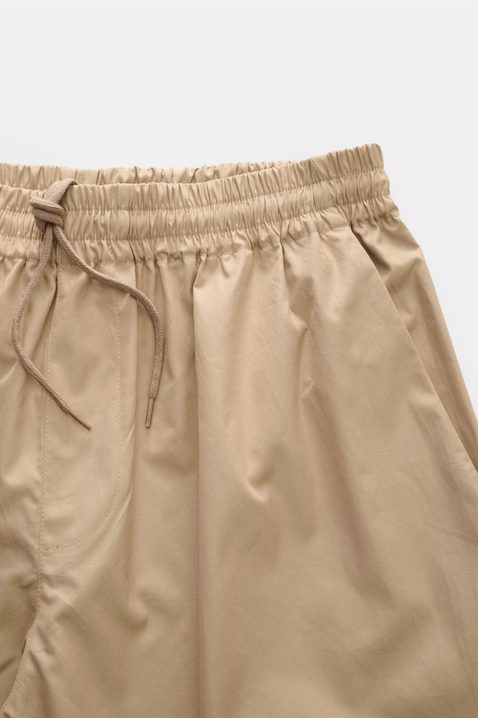 Close-up front view of A.P.C. Shorts sand in beige, featuring elastic waistband with drawstring and soft cotton fabric.

Lässiger Look an warmen Tagen: Die Shorts von A.P.C. überzeugen mit ihrem zeitlosen Design und werden zum idealen Begleiter für ent