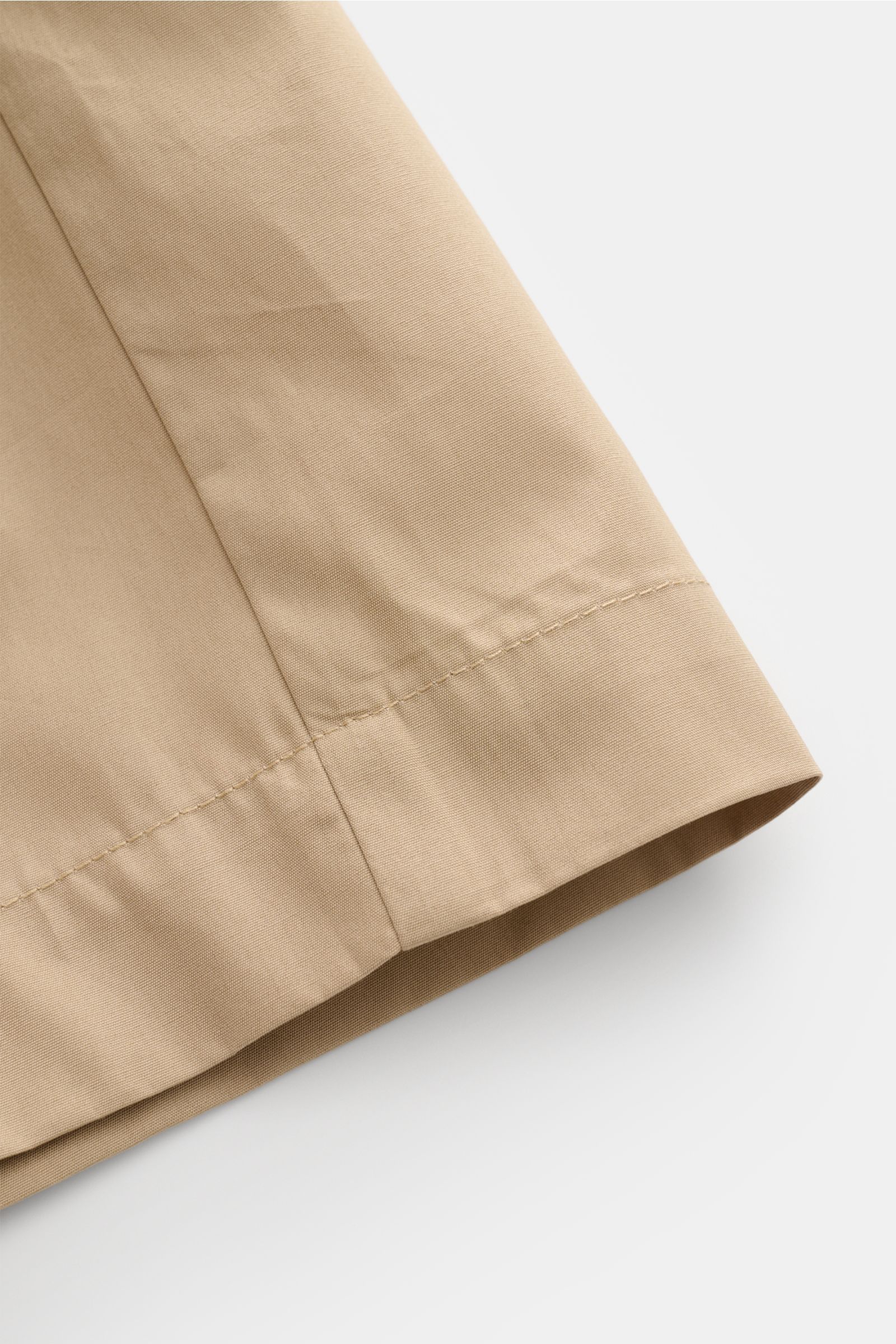 Close-up view of the hem and fabric texture of A.P.C. Shorts sand in soft sand color, showcasing fine stitching and smooth cotton material.

Lässiger Look an warmen Tagen: Die Shorts von A.P.C. überzeugen mit ihrem zeitlosen Design und werden zum ideal