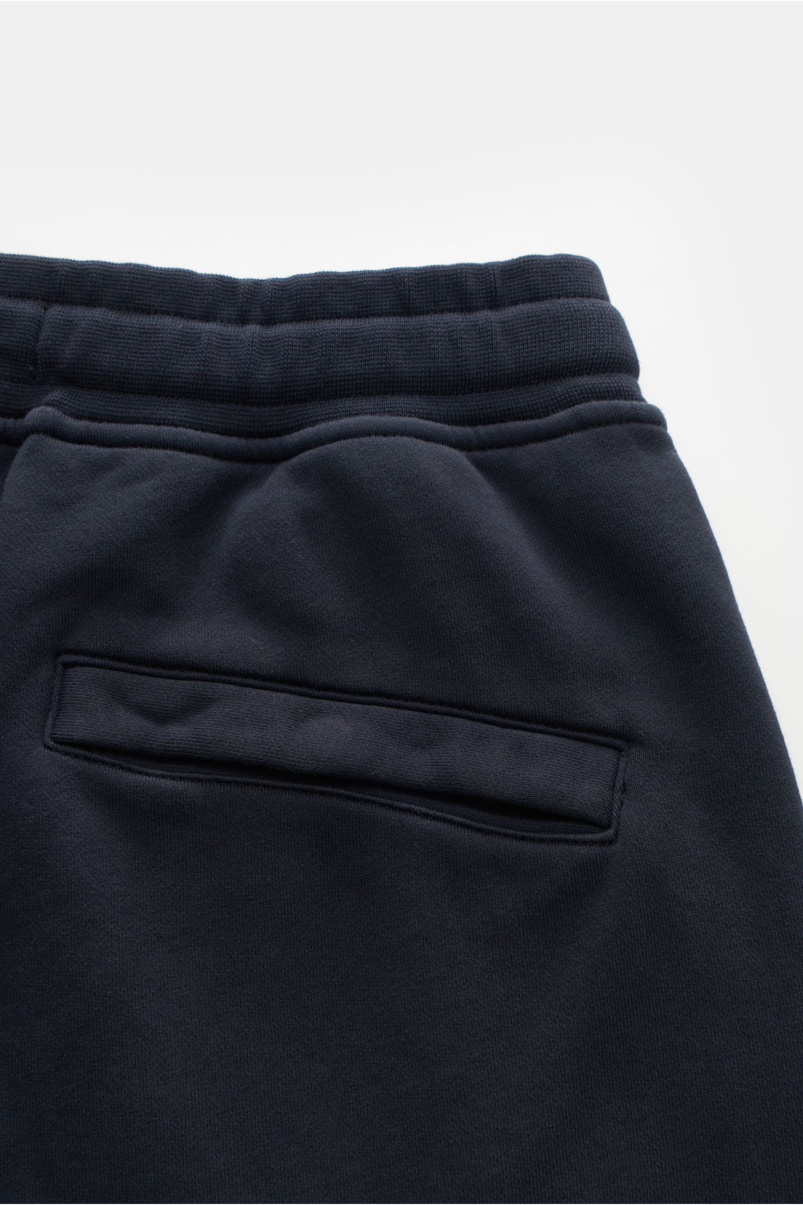 Stone Island Sweatshorts 'Felpa Bermuda' navy, Detailfoto von hinten oben, reine Baumwolle, elastischer Bund, Nahttasche, Regular Fit, Kompass-Badge.
